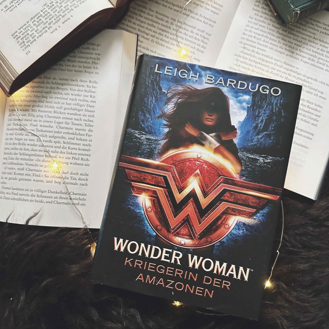 Die Geschichte rund um die junge Diana fängt recht schleppend an aber WOAH der Plottwist am Ende war 👌 Leigh Bardugo hat es halt einfach drauf eine geniale Story aufzubauen!