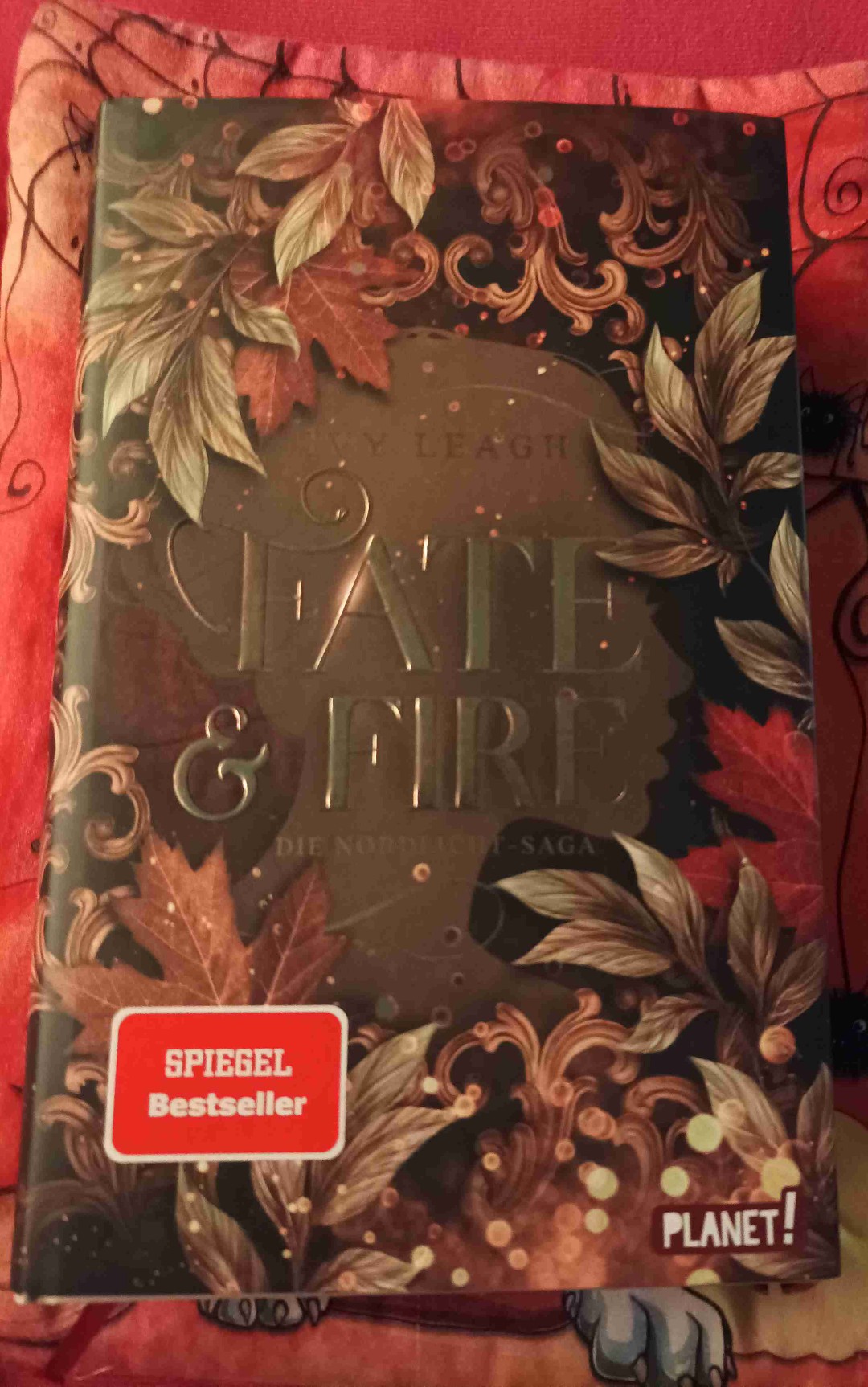 Auch dieses Mal hat mir band 1 sehr gut gefallen. Hatte letztes Jahr schon Mal das Taschenbuch von der Stadtbibliothek gelesen gehabt. Und ich empfehle dieses Buch weiter.