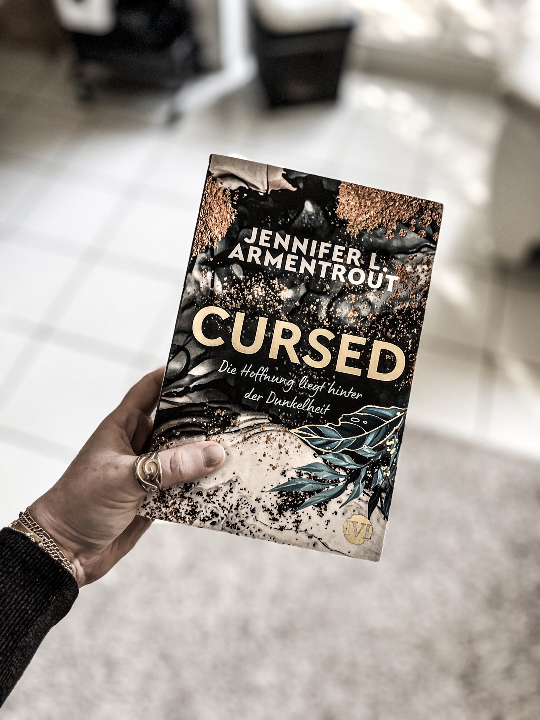 „Denken wurde ohnehin überwertet. Genau wie die Realität. In der Dunkelheit schien alles möglich zu sein.“ 🖤