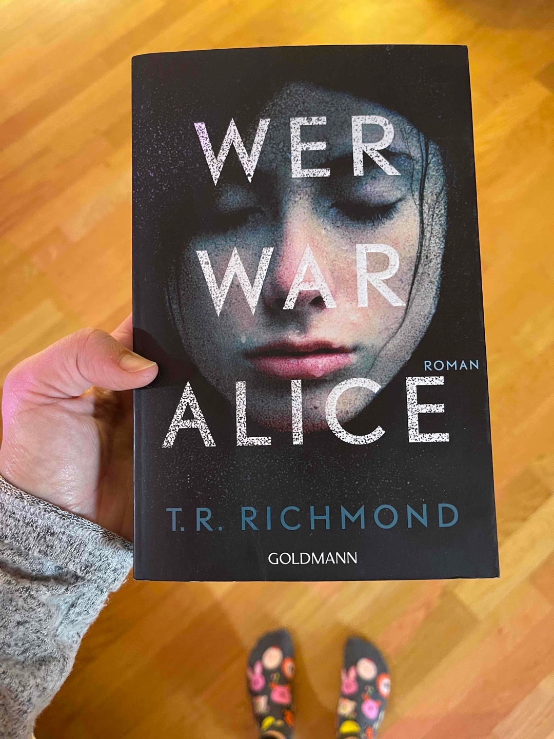 Das Buch hat es direkt geschafft mich zu fesseln. Habe es mir nur wegen des Covers gekauft und überhaupt nicht gewusst was mich erwartet.
Ich liebe es einfach, wenn es abwechslungsreich und etwas anders als üblich ist. Hier hat der Autor im Wechsel Blogbeiträge, Mails, SMS-Verläufe, Tagebucheinträge und Twitter-Beiträge aufgelistet und dadurch direkt Spannung sowie Verwirrung aufgebaut. Sehr empfehlenswert.