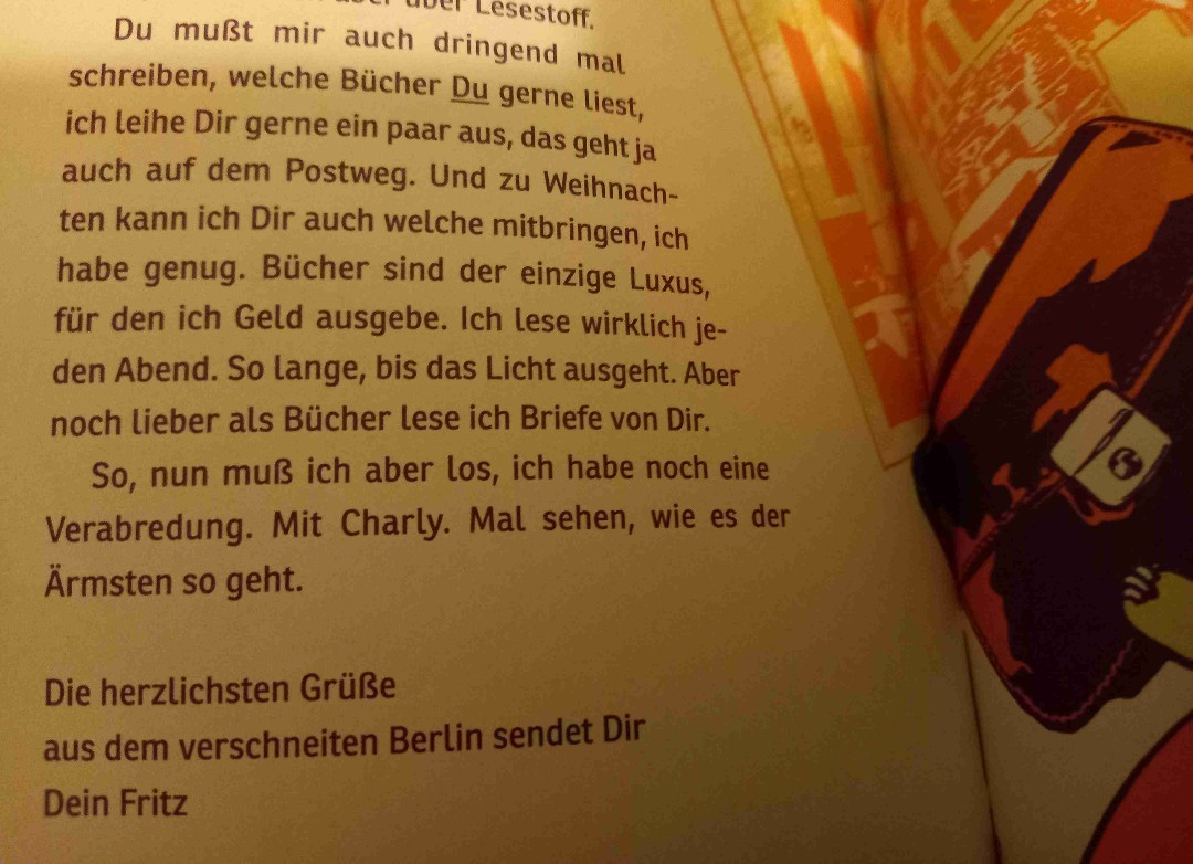 Dieses schmale Büchlein mit dem orangenen Buchschnitt enthält einen illustrierten Briefroman und ist im Kosmos der Rath Romane von Volker Kutscher zeitlich nach dem 8. Band der Reihe "Olympia" angesiedelt. Wer also von den Briefen des 16jährigen Fritze nach seinen Erlebnissen als Ehrendienstler der HJ an die wichtigsten Frauen in seinem Leben nicht gespoilert werden möchte, sollte sich diese von Kat Menschik so ansprechend gestaltete Ausgabe erst nach Beendigung der Lektüre des Olympia Krimis ansehen und lesen. Das Ende, welches den Leser in die Wirklichkeit der damaligen Zeit katapultiert, teasert indes bereits den 9. Roman von Volker Kutscher an.