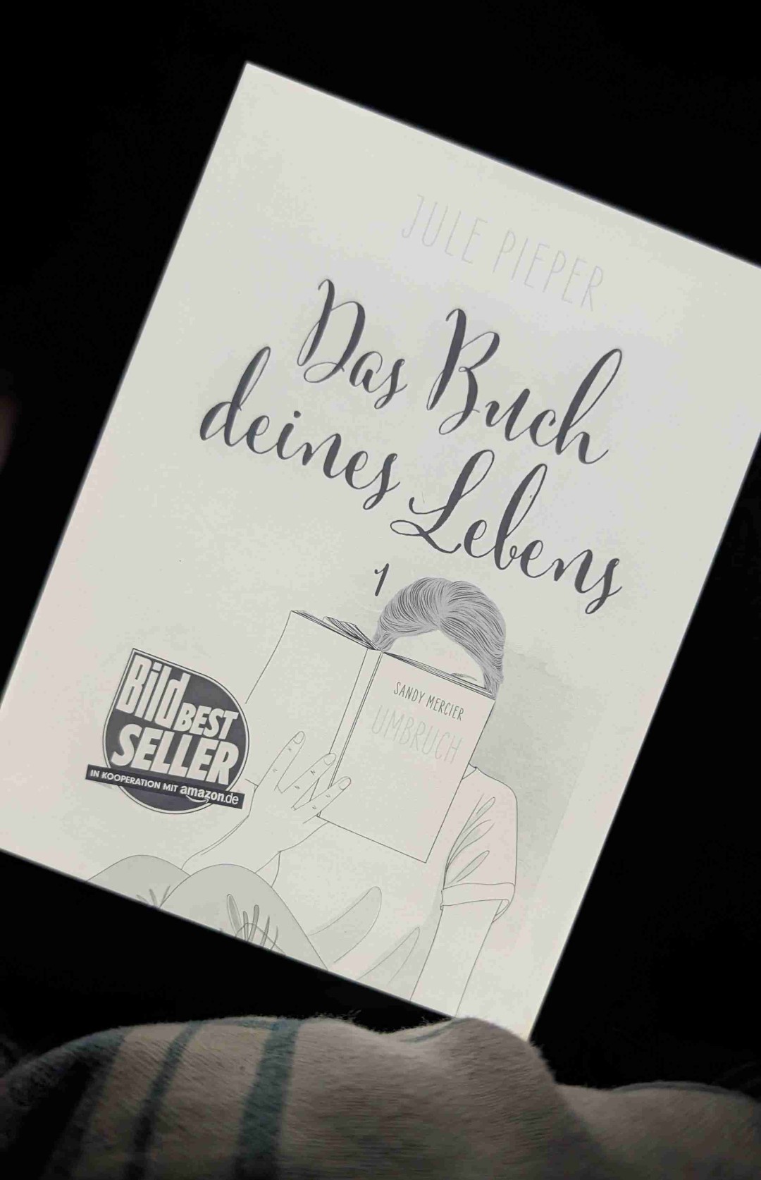 Jule Pieper möchte alles sein – nur nicht sie selbst.
Jeder Tag ist für sie eine Herausforderung. Langweiliger Job, ätzende Kollegen, nervtötende Mitbewohnerin und ein liebloser Freund mit dem sie nur Sex verbindet. Und der ist noch nichtmal gut.
Am Ende eines weiteren enttäuschenden Tages entdeckt sie „Das Buch deines Lebens“. Jule beginnt darin zu lesen und das stellt ihr Leben total auf den Kopf. Sie spürt, dass sie etwas verändern kann, wenn sie nur will.
Doch ist sie überhaupt bereit für eine Veränderung?