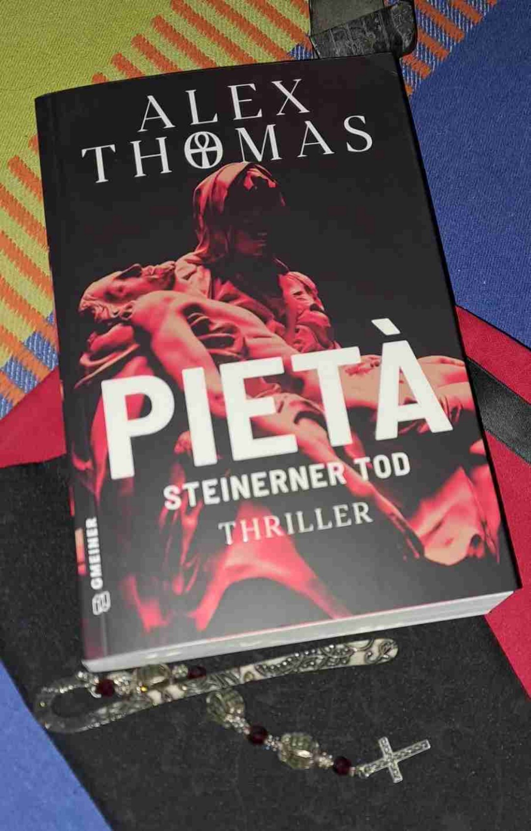 Ein total irrer Serienkiller, eine Überlebende, ein eigentlich ausgemusterter Polizist, eine blutjunge Partnerin, dass sind die Eckpfeiler. Alles schön verpackt in einen sehr flüssigen Schreibstil, da hats Lesen Spaß gemacht!
Ausführlichere Meinung folgt in der Rezi!