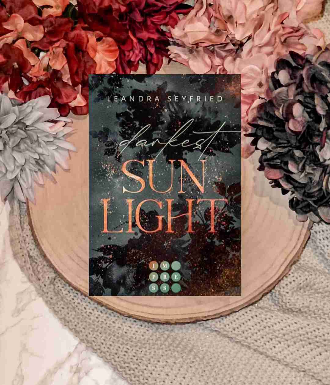 "Darkest Sunlight" ist eine Geschichte über das Trauern, Vergeben, Loslassen und Wiederfinden mit ganz viel Gefühl und ich habe jede Seite geliebt!