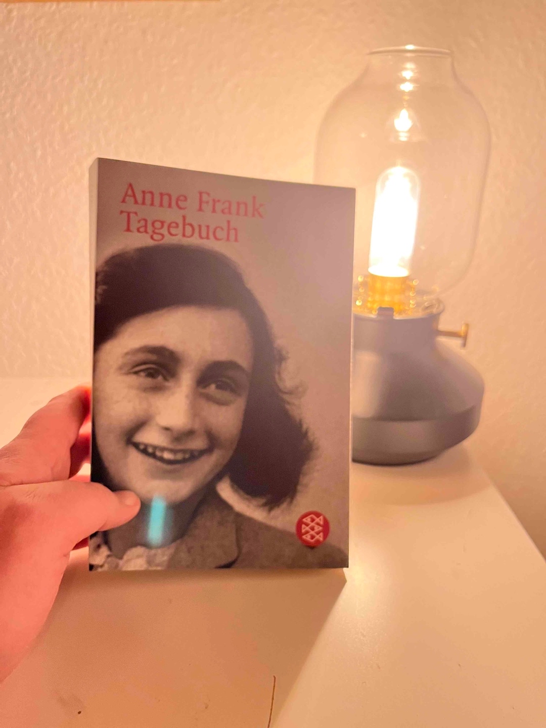 Anne Frank war so ein reflektiertes und sympathisches Mädchen. Sie hat feste Vorstellungen wie die Welt zu sein hat und versucht so sehr positiv zu sein, wobei sie 25 Monate kaum einen Grund hatte überhaupt nur zu lächeln.