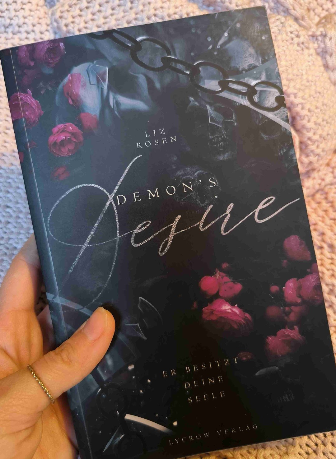 Wie beim ersten Buch, mal etwas ganz anderes 🥰 und auch wie das Thema Narzissmus und die dabei entstehenden Ängste finde ich sehr gut dargestellt.