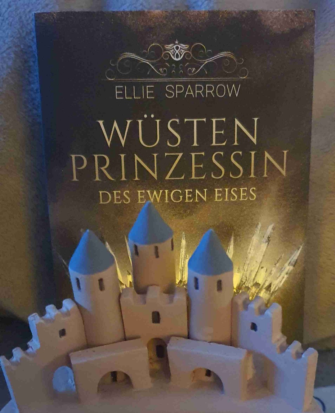 "Ich konnte und wollte nicht an den Herbst denken, nicht an den einsetzenden Schnee, nicht daran, bald Königin dieses Landes zu sein und es gleichzeitig zu verraten."