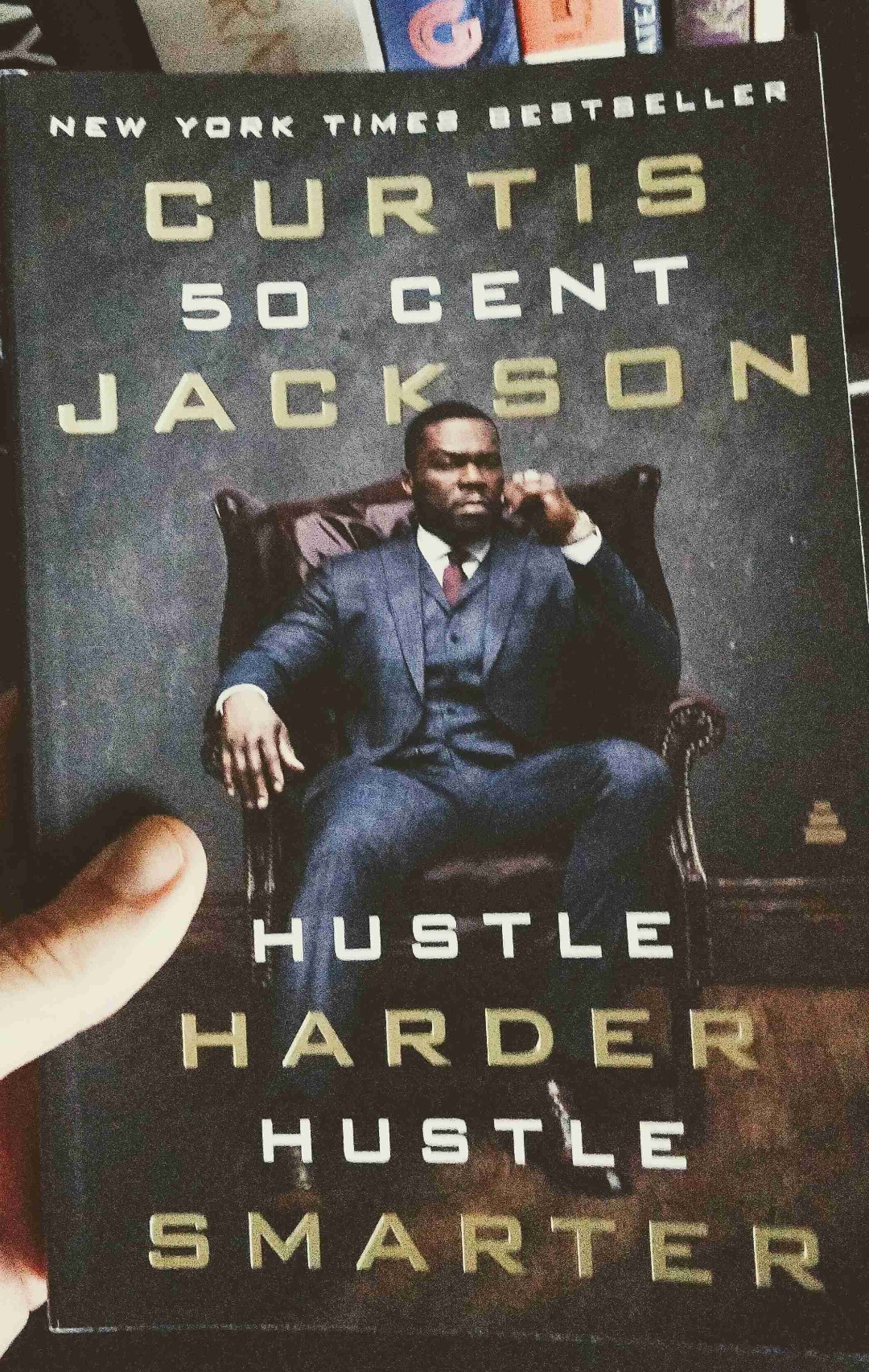 Das Buch ist effektiv, da es sich um einen Hybrid aus Ratgeber und (Kurz-)Biographie handelt. Dadurch, dass Curtis "50 Cent" Jackson nachweislich in diversen Sparten große Erfolge verzeichnet und verzeichnen konnte, wirken die Ausführungen über seine Prinzipien und Leitlinien glaubhaft. Wenn man wie ich ein Fan der Musik ist und den Werdegang verfolgt hat, wird man auch keine Abweichungen oder Unglaubwürdigkeiten feststellen. Man darf sich nur nichts vormachen: hier werden keine magischen Tricks oder Life Hacks präsentiert, sondern es handelt sich um eine Ode auf Disziplin, Selbstreflexion und Hartnäckigkeit.