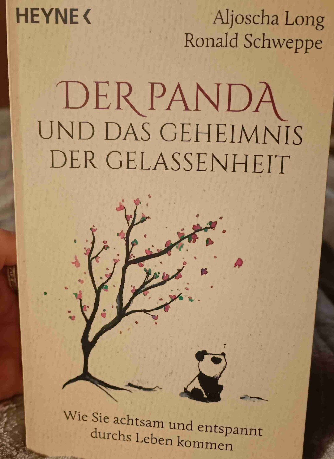Sehr viele Wertvolle Tipps in diesem Buch !
Mir fehlt leider auch sehr oft meine Gelassenheit,aber dank diesem Buch ,sehe ich alles etwas gelassener😁 Man lernt eine Menge über das Thema,bekommt andere Ansichten ,und weiß anders mit Situationen umzugehen ! Bin sehr froh es gelesen zuhaben !