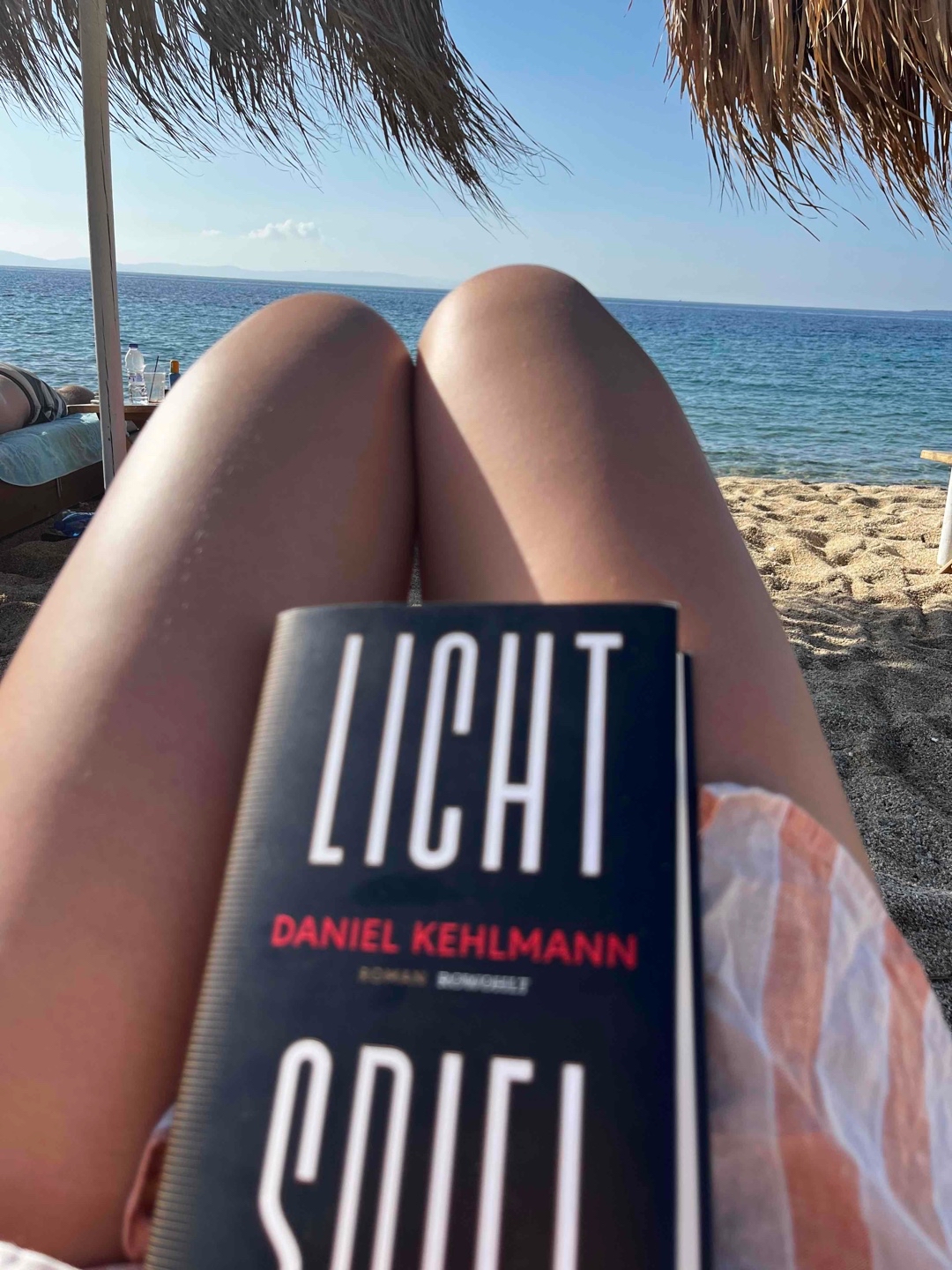 Für mich das beste Buch von Kehlmann. Wusste vorher nichts über Pabst und finde die Wahl des Regisseurs als Protagonist genial, weil er mit seiner ambivalenten Rolle im Dritten Reich auch irgendwie das sogenannte Mitläufertum der deutschen Gesellschaft repräsentiert. Lieblingssequenzen im Buch sind auf jeden Fall die aus der Sicht des Sohnes und alles über den absoluten Antihelden Jerzabek.