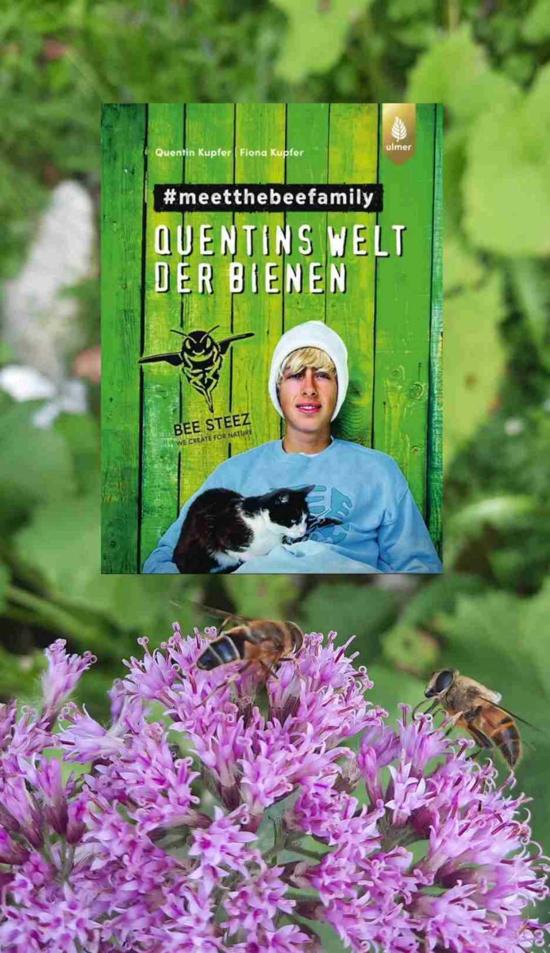 Begeisterung, Interaktivität, Naturschutz, Jugendliche Sprache, Liebevolle Zeichnungen
Ein bezauberndes Buch, das mit Quentins Neugier, interaktiven Elementen und liebevollen Zeichnungen beeindruckt. Jugendliche Sprache, Naturbegeisterung und wichtige Einsichten zum Bienensterben machen es zum empfehlenswerten Leseerlebnis für alle Altersgruppen und insbesondere für die jungen Leser.