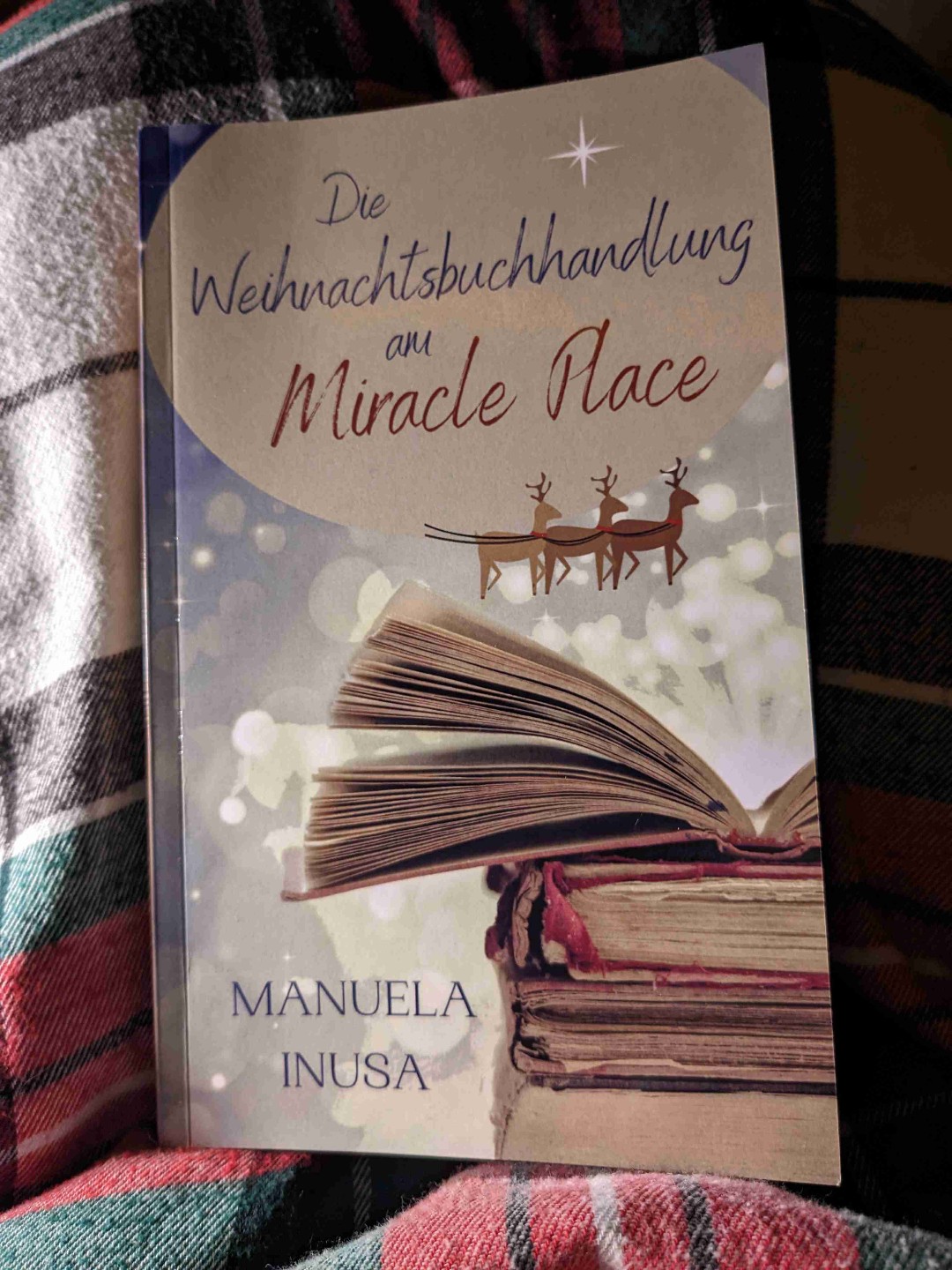 Absolut tolles Weihnachtsbuch - gleich um die Ecke der Valerie La ne in Oxford 😉
Tolle Weihnachtsgeschichte mit alten Bekannten aus der Valerie Lane. Absolut tolles Weihnachtsstimmung die da entsteht, köstlichen Rezepten und ganz viel Romantik .
Absolute Leseempfehlung - ist aber von Vorteil wenn man die Bande aus der Valerie Lane schon kennt, aber nicht zwingen nötig .