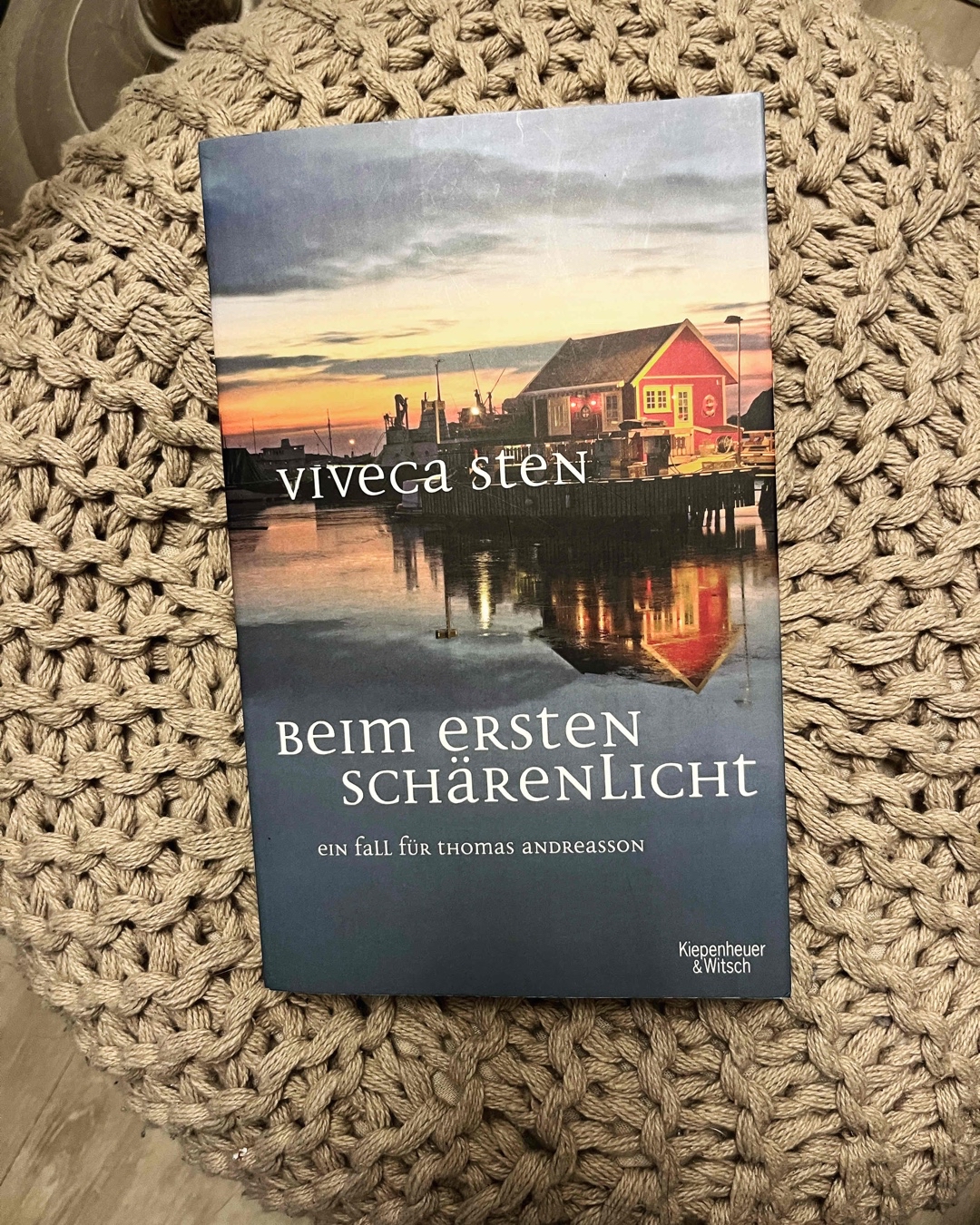 Solider Krimi, erzählt aus vielen Perspektiven.