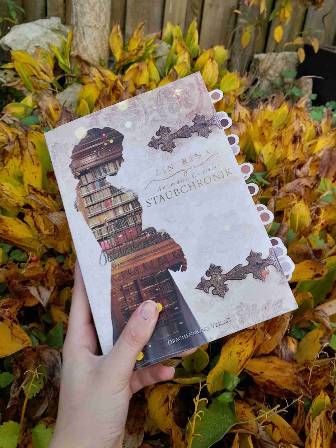 "Bücher über Bücher, Seiten, Wörter, der Geruch von Papier und Staub in der Luft, und ich wusste, dass ich mein Herz an diesen Ort verlieren würde."