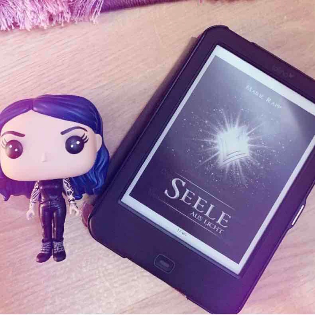 [Rezensionsexemplar Teil 1, das Bild ist Teil 3] 5/5 ⭐️ Eine Story, die durch ihre Handlung und Erzählart einen in den Bann schlägt. Man wird hineingezogen und will gar nicht mehr heraus. Eine Autorin, welche mit Erwartungen spielt…
 