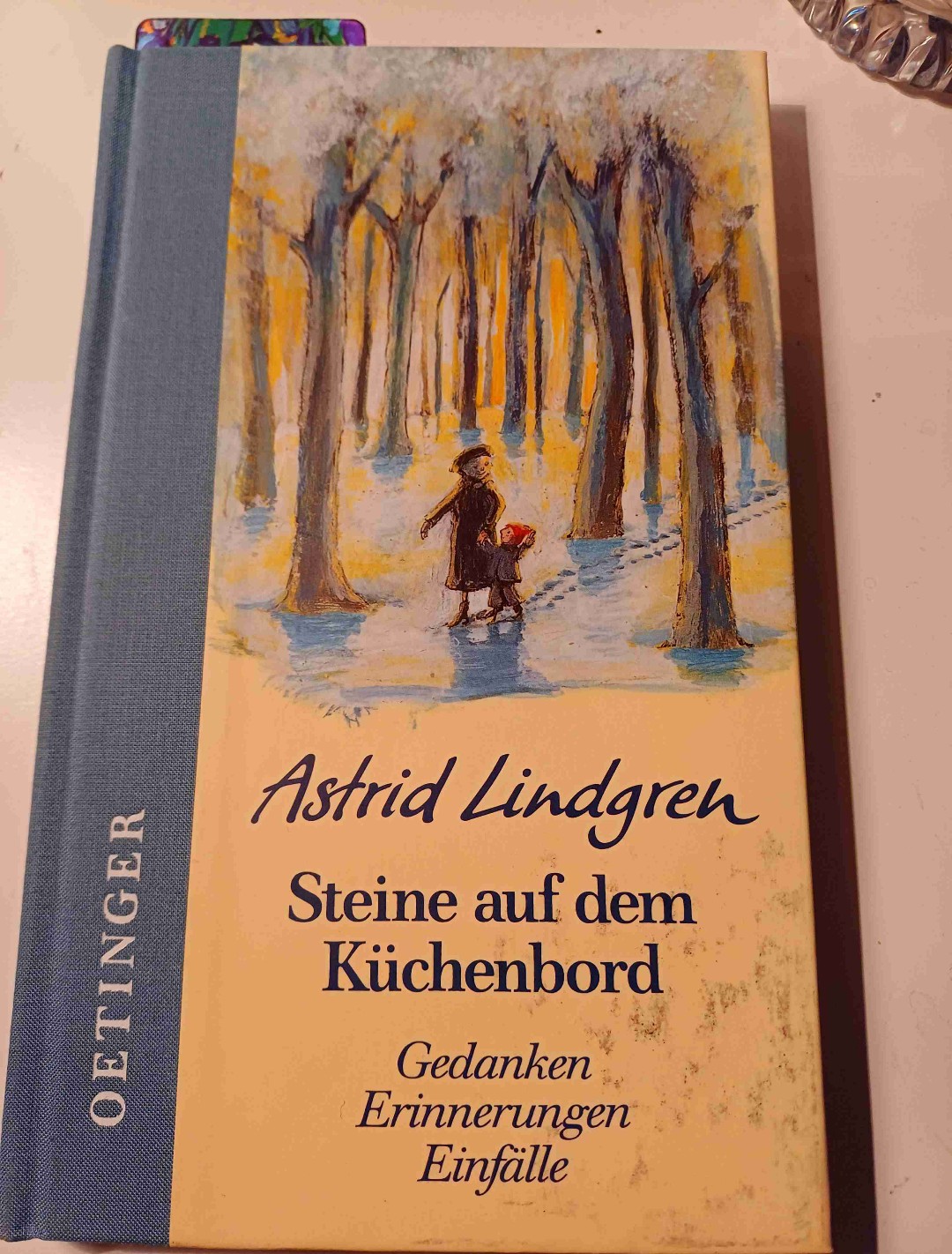 "Alles hatte immer ein Ende, Sahnetorten und Sommer und vielleicht das ganze Leben, was wusste er!" Ferien aus Saltkrokan
Eine sehr schöne Sammlung von Zitaten aus den Büchern und Auszügen aus dem Tagebuch von Astrid Lindgren. Außerdem aus Interviews und Beiträgen von ihr für Zeitungen.
"Vielleicht wäre es gut, wenn wir alle einen kleinen Stein auf das Küchenbord legten als Mahnung für uns und unsere Kinder: Niemals Gewalt. "