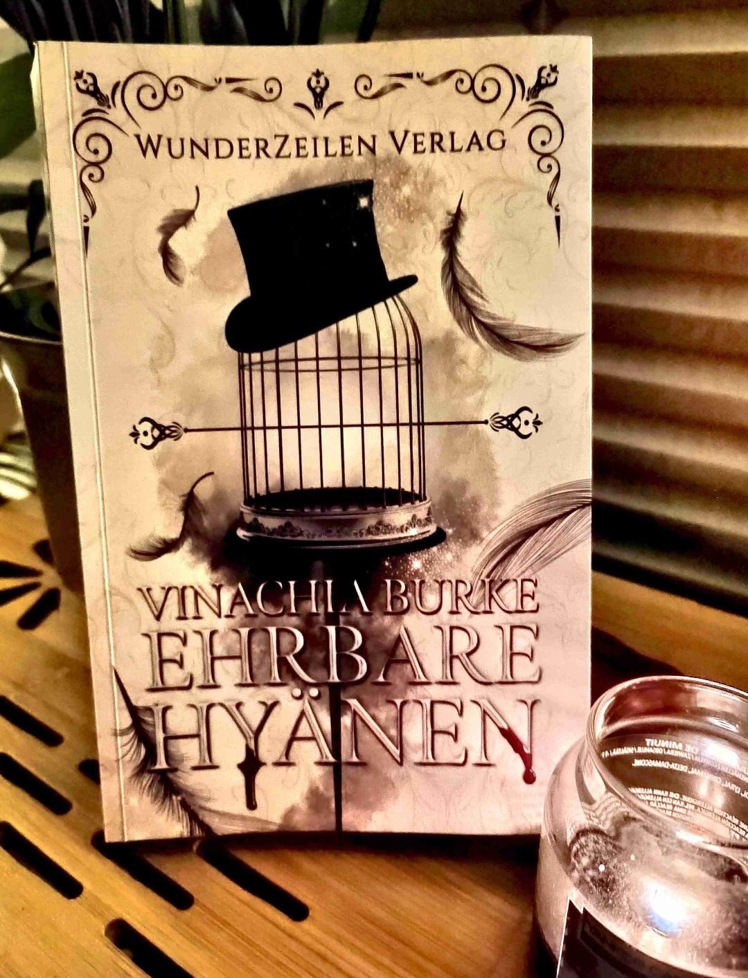 Ehrbare Hyänen von Vivancha Burke
Ergreifend und brutal ehrlich