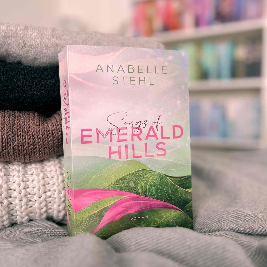 Mir hat Songs of Emerald Hills von Seite Eins an durchgehend gefallen, sodass ich gar nicht wollte, dass es endet. Ich habe die Geschichte von Caro und Conor geliebt. Ich habe mit ihnen gefühlt, gelacht und geweint. Diese Geschichte ist etwas ganz Besonderes und wird noch sehr lange in meinem Gedächtnis bleiben. 