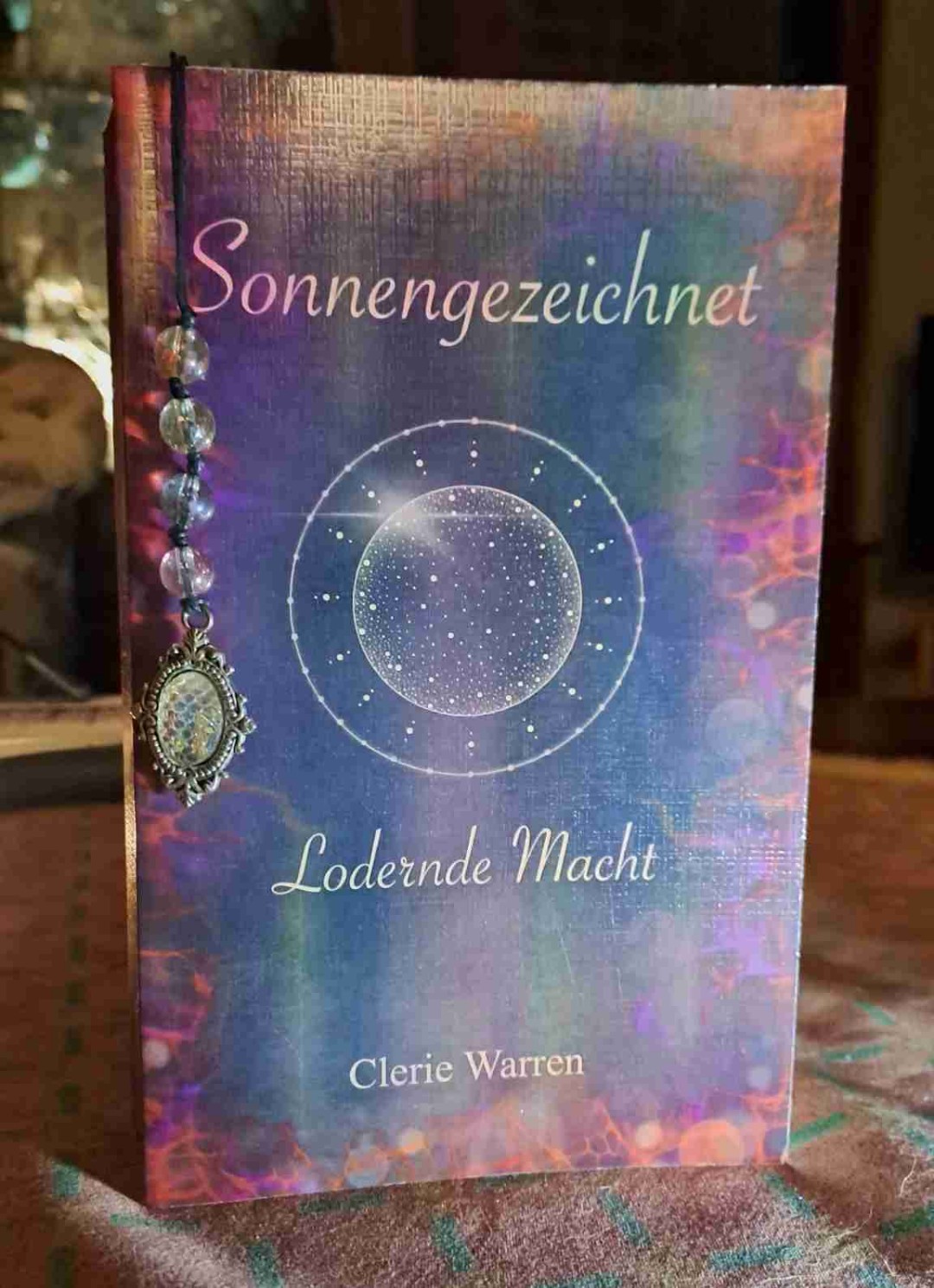 Wow... das war ziemlich unerwartet! Also nicht die Grundstory, das kennt "man" in ähnlicher Form, wurde zig mal umgesetzt. Aaaber, ich sags Euch, die ganzen Dinge, die sich die Autorin da ausgedacht hat, die das Buch mit ziemlich viel Leben gefüllt haben, die waren echt nicht von schlechten Eltern.
Ja, es gab ein paar Längen, die hätten nicht sein müssen, aber dann gabs wieder Szenen, wo ich das Buch nicht weglegen mochte.
Großes Manko: WO BLEIBT DIE FORTSETZUNG???
Teil 1 endet mit einem fast schon schmerzhaften Cliffhanger! Und ich könnte... genau das was Ihr jetzt denkt 😉 weil ja niemand weiß, ob und wann es bitte weitergeht! Das ist Qual!!