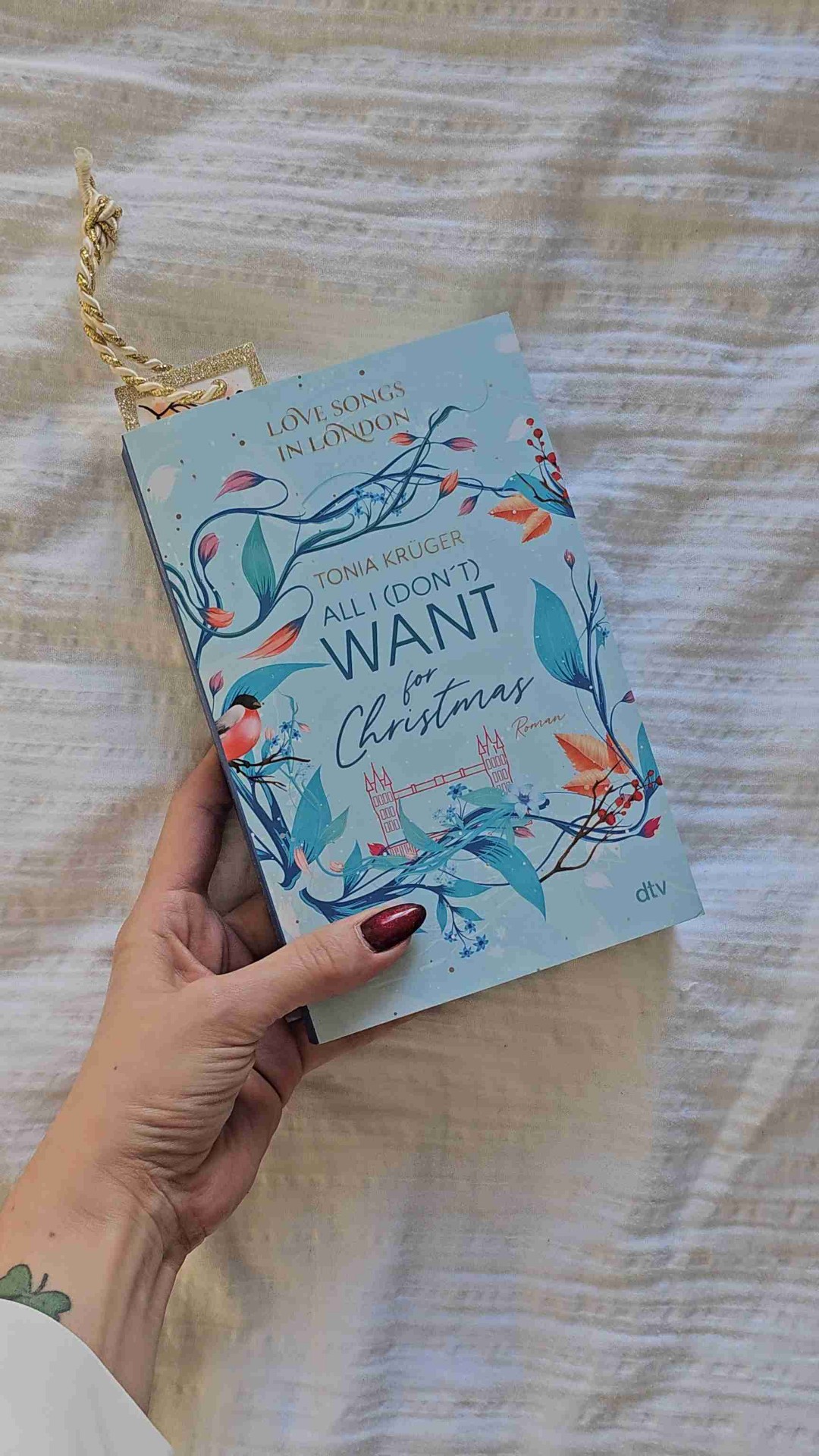 Wunderschöner weihnachtlicher Wohlfühlroman. Ich liebe den Schreibstil und dass wir hautnah beim Weihnachts-Familienfest dabei sind. Das Buch ist nicht zu kitschig, aber sehr liebevoll geschrieben und für mich ein rundum tolles Buch 🎄💫.