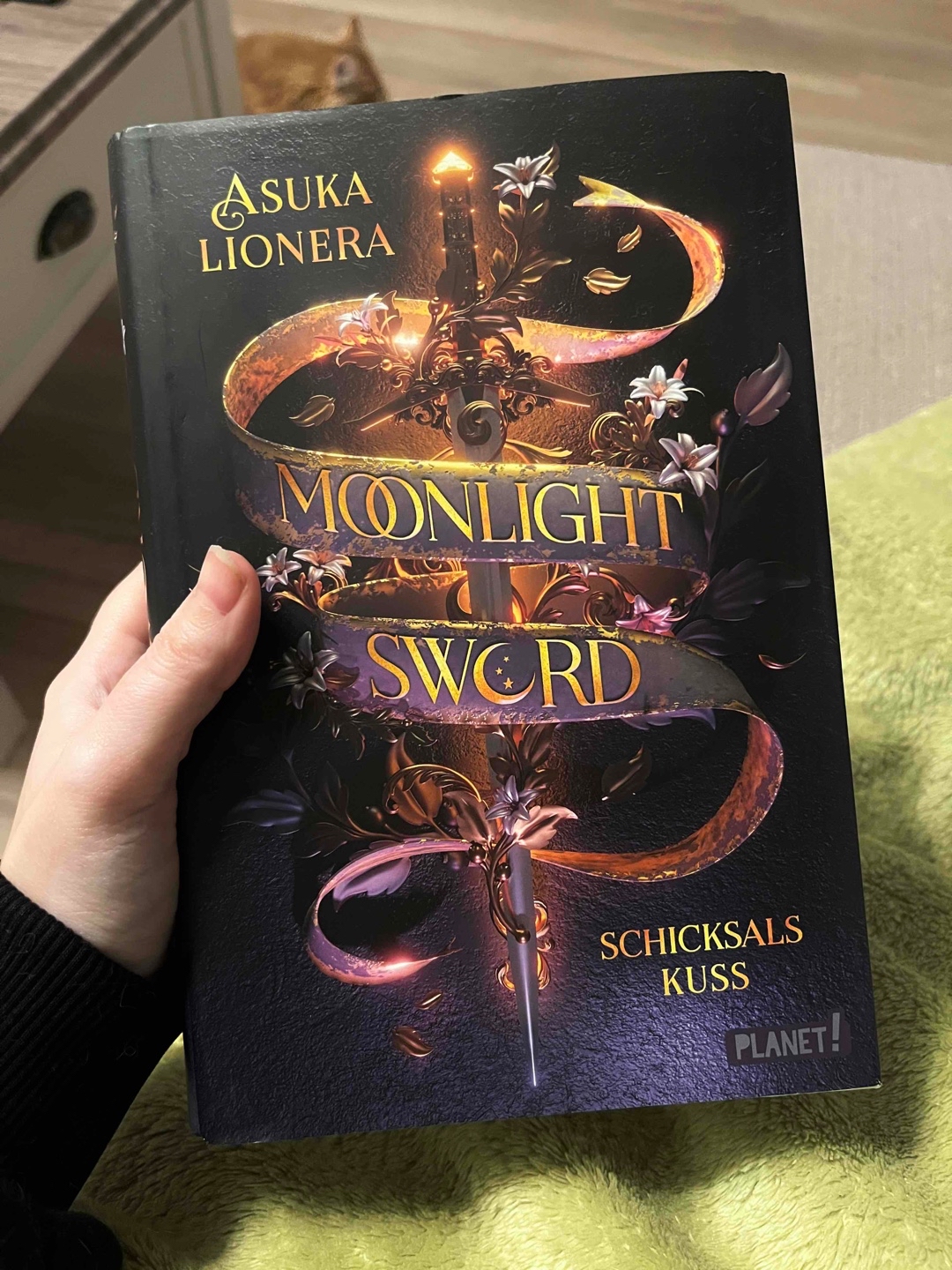 Auch der zweite Teil hat mich schlichtweg begeistert. ❤️ Allerdings muss ich sagen, dass ich mir noch eins, zwei Kapitel mehr am Ende gewünscht hätte, welche die Zeit danach beschreiben. Dennoch habe ich das Buch verschlungen und mit Varyan und Mira mitgelitten und mitgefiebert ❤️ schade das die Reise schon vorbei ist. 