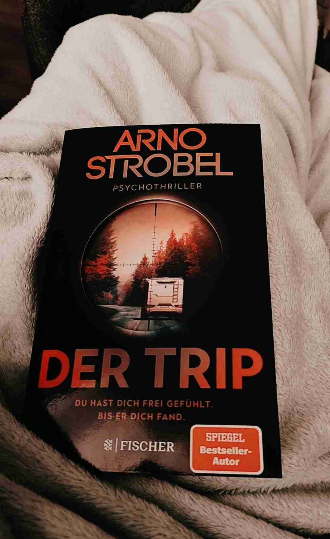 Ich bin seit 2 Jahren absoluter Strobel Fan also war auch "Der Trip" ein MUSS! Ich habe das Buch in wenigen Tagen durch gelesen - schöner flüssiger Schreibstil wie immer 😊
Für mich persönlich ist es jedoch kein Highlight, da gibt es andere Strobel Bücher, die mich mehr gepackt haben bzw deren Verlauf und Ende mehr Brainf*ck und mehr Psycho waren (beispielsweise seine Psychothriller Offline, Die App, Sharing, Der Trakt,..). Die Protagonistin in "Der Trip" ist Teil eines Ermittlerteams, was mich grundsätzlich schon eher an die Mörderfinder-Thriller-Reihe von Arno Strobel erinnert. Gut gelungen ist jedoch das Mitraten und Vermutungen aufstellen, mit denen ich dann jedoch daneben lag. Das Ende ist ganz nett, beantwortet aber leider auch nicht alle Fragen.
Alles in allem aber ein schönes Buch, was sich gut lesen lässt! Für Strobel Fans ein Muss, wer Strobel kennen lernen möchte, dem würde ich ein Buch mit mehr Brainf*ck empfehlen 😊