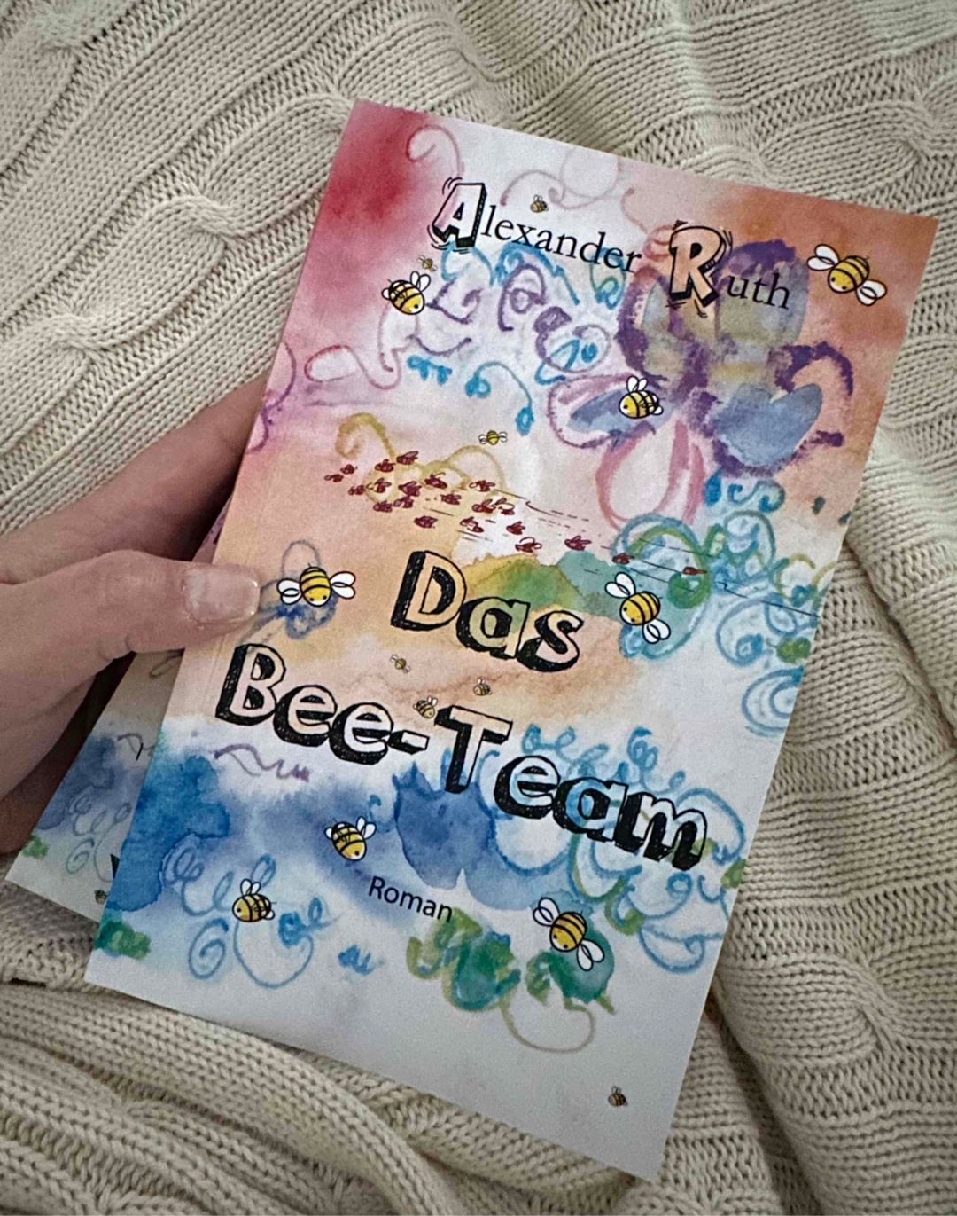 "Das Bee-Team": Naturerhaltungsbotschaft verpackt in einer rasanten Geschichte, doch der unruhige Schreibstil und das Fehlen von Absätzen könnten das Lesevergnügen trüben.