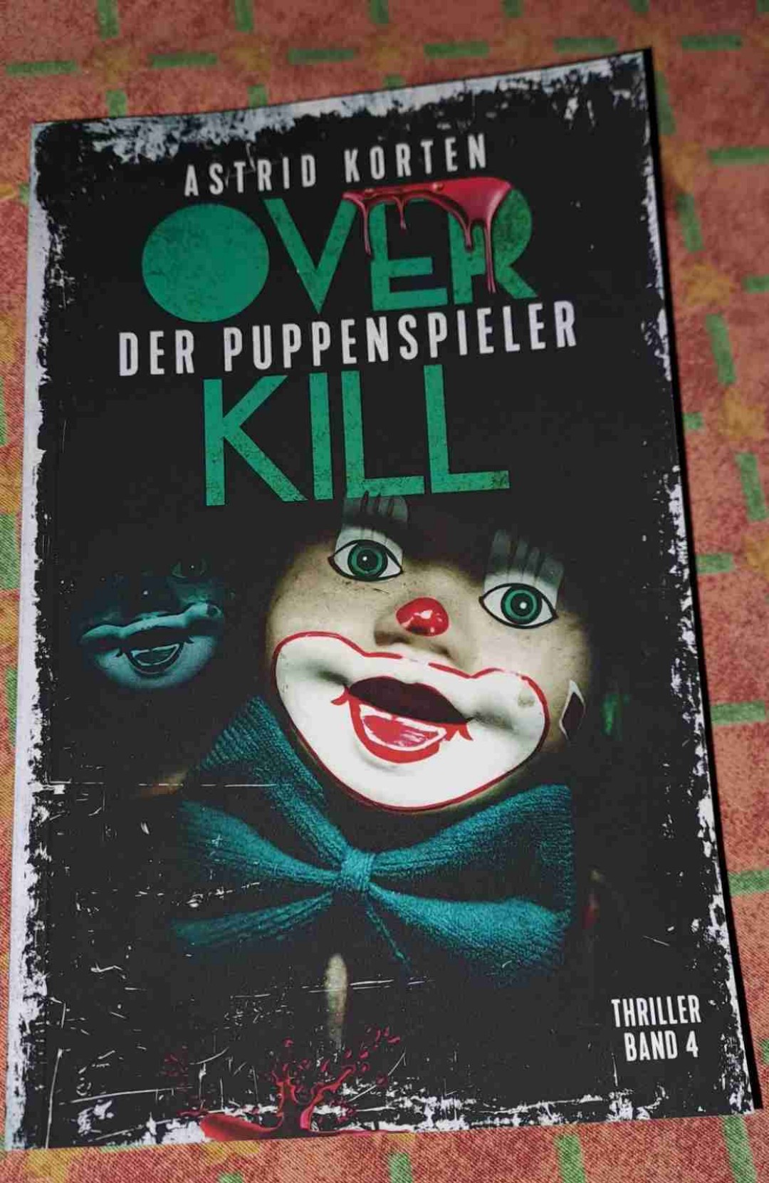 Ich kenne die 3 Vorgänger nicht, deswegen kann ich nichts dazu sagen, ob Der Puppenspieler sich gut einfügt.
Ich denke aber schon, dass man das Buch auch gut ohne Vorkenntnisse lesen kann.
Da noch eine Rezension folgt, sei nur gesagt, dass es krasse Szenen und Wendungen gab, aber dennoch mir persönlich alles zu "trocken" blieb.