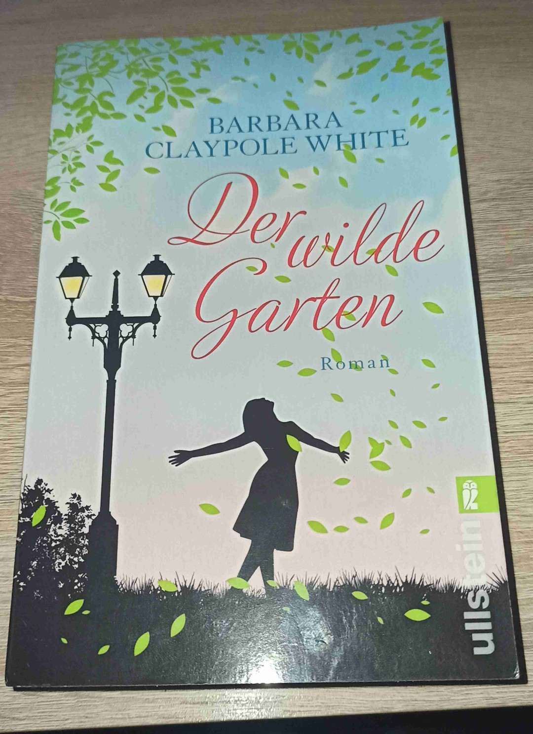 Eine alte, eine verlorene und eine schwierige Beziehung macht Mathilda Rose durch. Eine emotionale Aufarbeitung. Das Schwierige wird durch ihre Arbeit mit Pflanzen etwas aufgelockert. Die Geschichte hat einige unnütze Längen, aber auch unterhaltsame Stellen.
