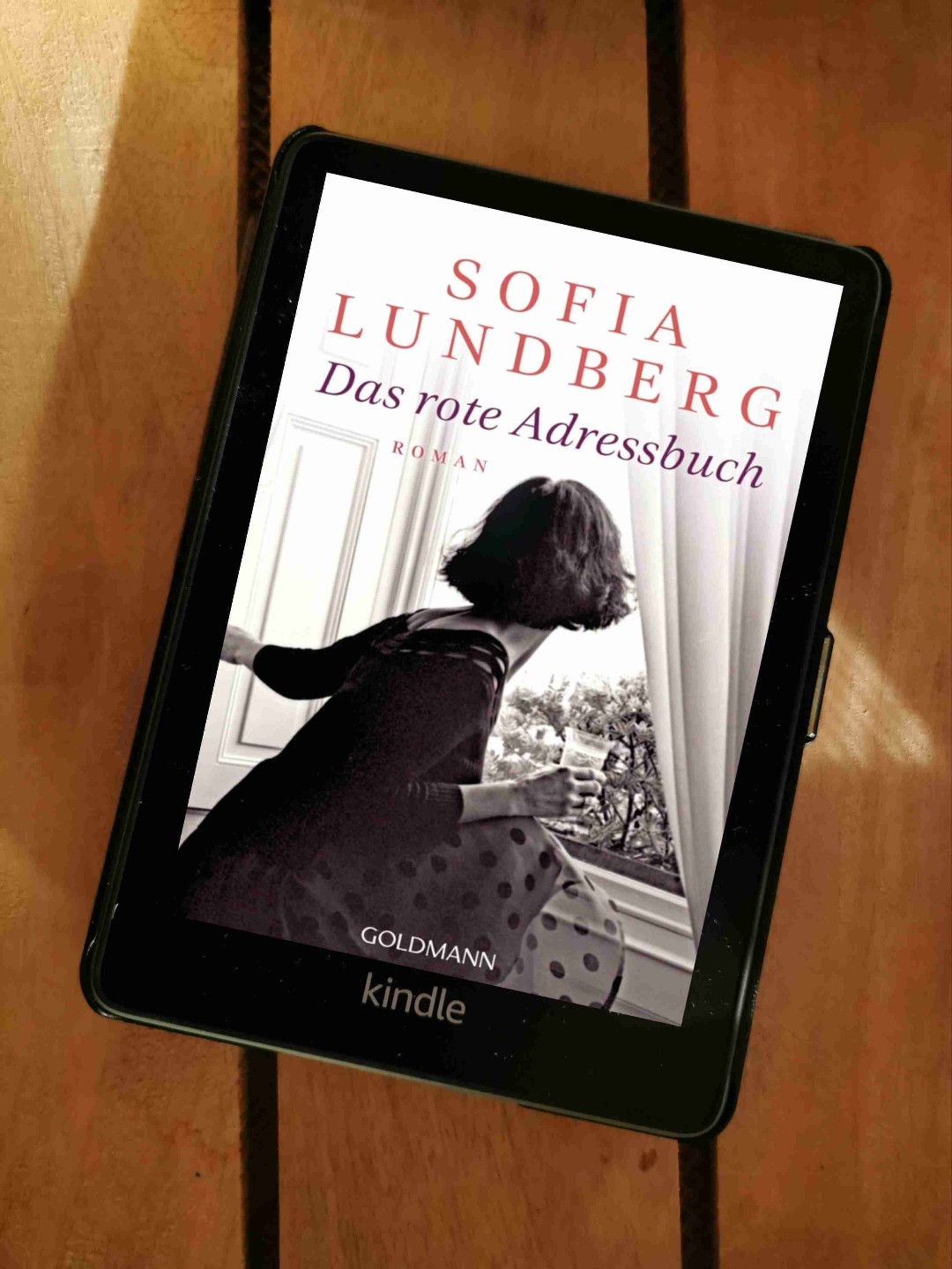 Zu viel von allem. Weniger Schmonz, weniger Drama, weniger Seiten und es hätte ein Highlight werden können.