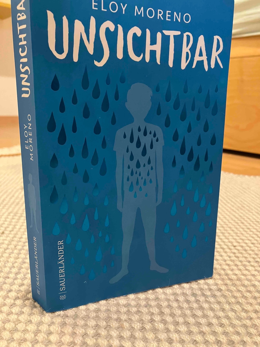 Ich mag das Buch sehr. Es wird nie langweilig. Es hat die ganze Zeit Spannung. Manchmal kann man nicht anders als mitfühlen.