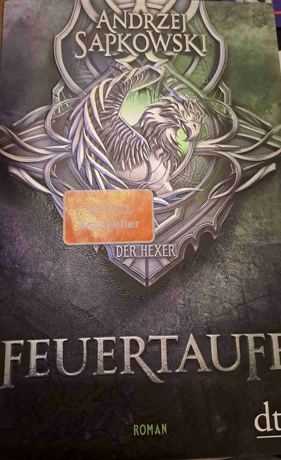 Feuertaufe: Die Hexer Saga 3.
Andrzej Sapkowski.
432 Seiten in 12 Tagen.
Ich habe die Tage mit der weiteren Geschichte um Ciri, Geralt und Yennifer genossen. Obwohl die Zeit mit Yennifer in dem Buch deutlich am wenigstens ist. Die Gefährten Geralts in diesem Buch sind mir sehr schnell ans Herz gewachsen und ich wollte immer wissen wie es weiter geht. Ich bewerte mit 5 vom 5 Sternen, weil es für mich nichts zu meckern gibt. Die Geschichte ist spannend, humorvoll, aber auch tragisch und schlüssig. Ich würde die Buchreihe jedem ans Herz legen, der Fantasy mag.