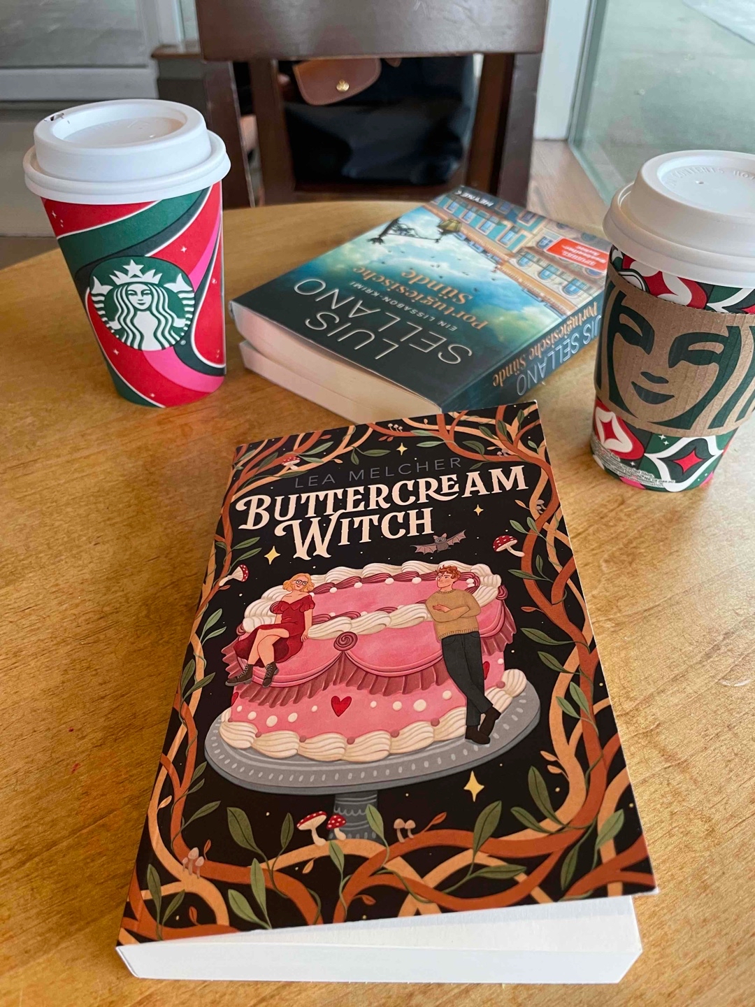 Ein absolutes Highlight! Das Buch ist ein richtiges Wohlfühlbuch für die kalten Tage. Obwohl es zu den „seichten“ Büchern gehört, fand ich das Buch an keiner Stelle langweilig. Man will wissen wie die Geschichte weitergeht und kommt so schnell durch die kurzen Kapitel. Auch dass das Buch aus zwei bis drei verschiedenen Perspektiven geschrieben ist, lockert das Ganze nochmal auf.
Was das Buch aber besonders ausmacht ist, dass die Autorin viele wunderschöne selbstgestaltete Illustrationen im Buch versteckt hat. Man merkt direkt, dass hier viel Liebe reingesteckt wurde.