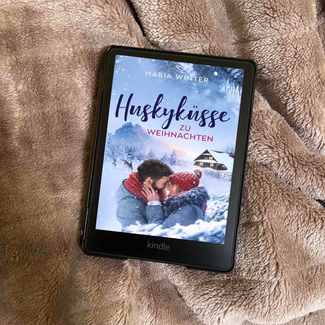 Das war eine sehr schöne, gemütliche Weihnachtsgeschichte wo man sich am liebsten auf die Couch legt mit einer Decke und einem heißen Kakao. 🥰
Das Setting mit den ganzen Huskys und der Ranch in Alaska konnte ich mir so gut vorstellen, total traumhaft.
Die Story ist zwar kurz aber ich könnt sie immer wieder aufs neue lesen, so viel Freude hat mir das Buch gemacht. 🩵
