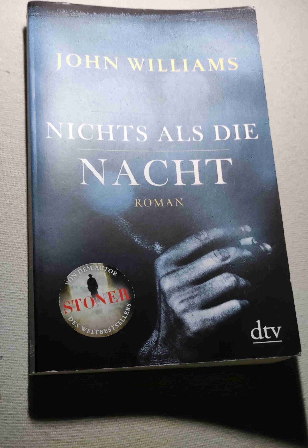 Gewöhnungsbedürftiger Schreibstil.