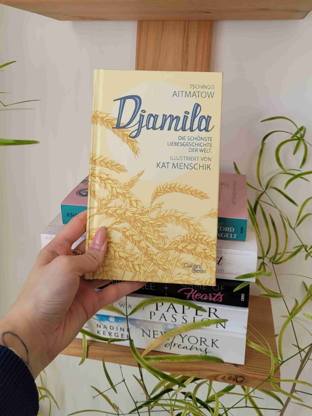 Ein wirklich sehr authentisches Buch, welches mir sehr gefallen hat. Ein Klassiker unter den Liebesgeschichten und gerne ein Buch, welches man wieder als Pflichtlektüre einführen könnte.