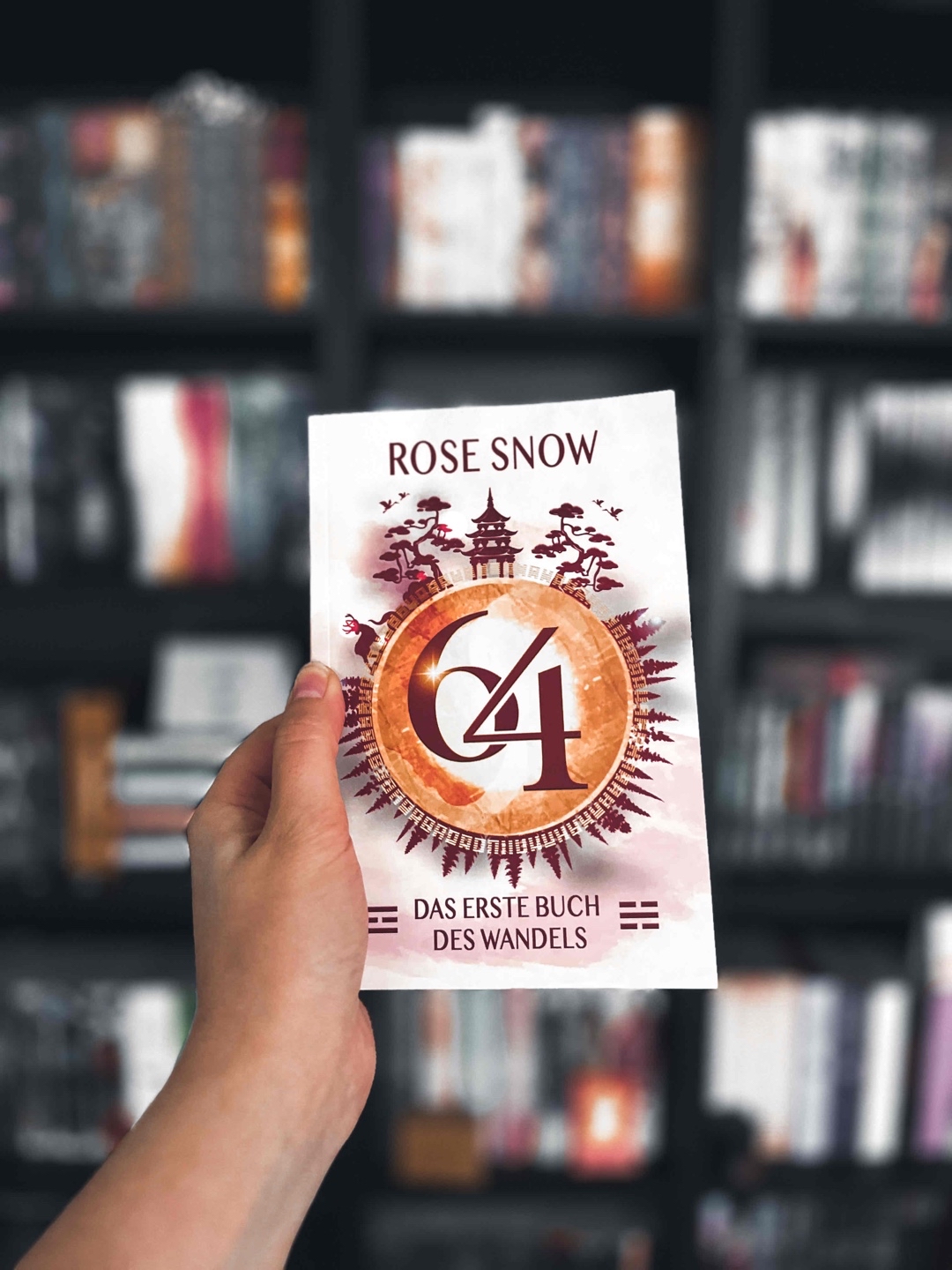 Dieses Buch ist genauso gewesen, wie ich es erwartet und ich mich darauf gefreut hatte. Eine ist eine faszinierende, eindrucksvolle, einzigartige, mystische Geschichte mit dem gewissen leichten Prickeln. ☯️