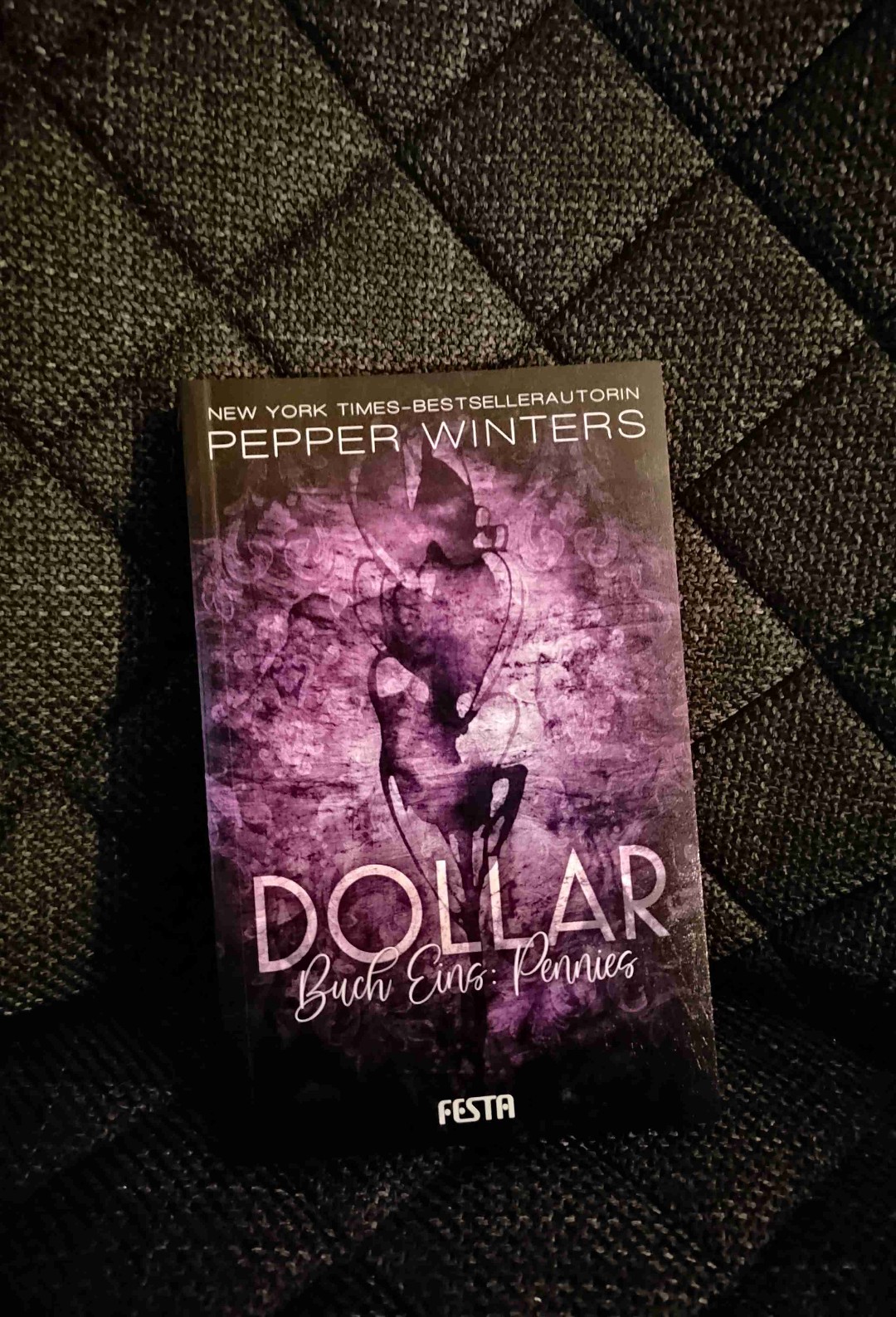 Alleine der Verlag und die Autorin ersetzen ja im Prinzip schon die Triggerwarnung! Wie erwartet alles andere als leichte Kost!
Die Protagonistin ist gut ausgearbeitet. Geschrieben wird in der Ich-Perspektive. Im Vergleich zu 'Tears of Tess' wird nicht jede Misshandlung ausformuliert. Durch Tagebucheinträge an "Niemand" und geschilderte Situationen/Dialoge bekommt man jedoch einen tiefgründigen Eindruck, was sie durchleben muss.
Mir persönlich war der mittlerweile Teil des Buches jedoch zu langatmig. Das Ende hat dann jedoch nochmal Action rein gebracht und ist für mich ein "gutes" Ende. Ich werde die Reihe vermutlich weiter lesen, jedoch hat sie mich jetzt nicht so gefesselt, dass ich direkt weiter lesen muss.