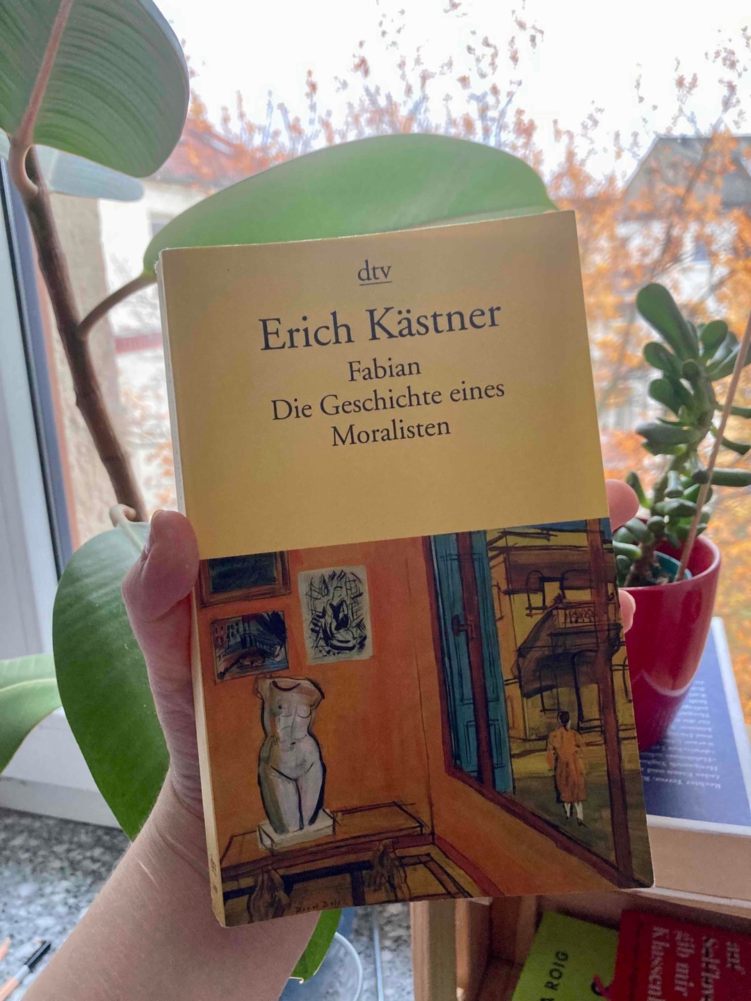 Berlin Ende der Zwanzigerjahre, die “Menschen sitzen im Wartezimmer Europa” sie warten auf den Krieg und verdrängen dass im Trubel und Suff des Nachtlebens. Fabian der Protagonist will alles richtig machen und hinterfragt dabei ganz schön viel in diesen eigentlich düsteren Zeiten. An Kästners Witz und Dramatik fehlt es hier jedoch an keiner Stelle. Die Parallelen zur heutigen gesellschaftlichen Stimmung sind überraschend präsent. Lohnt sich!