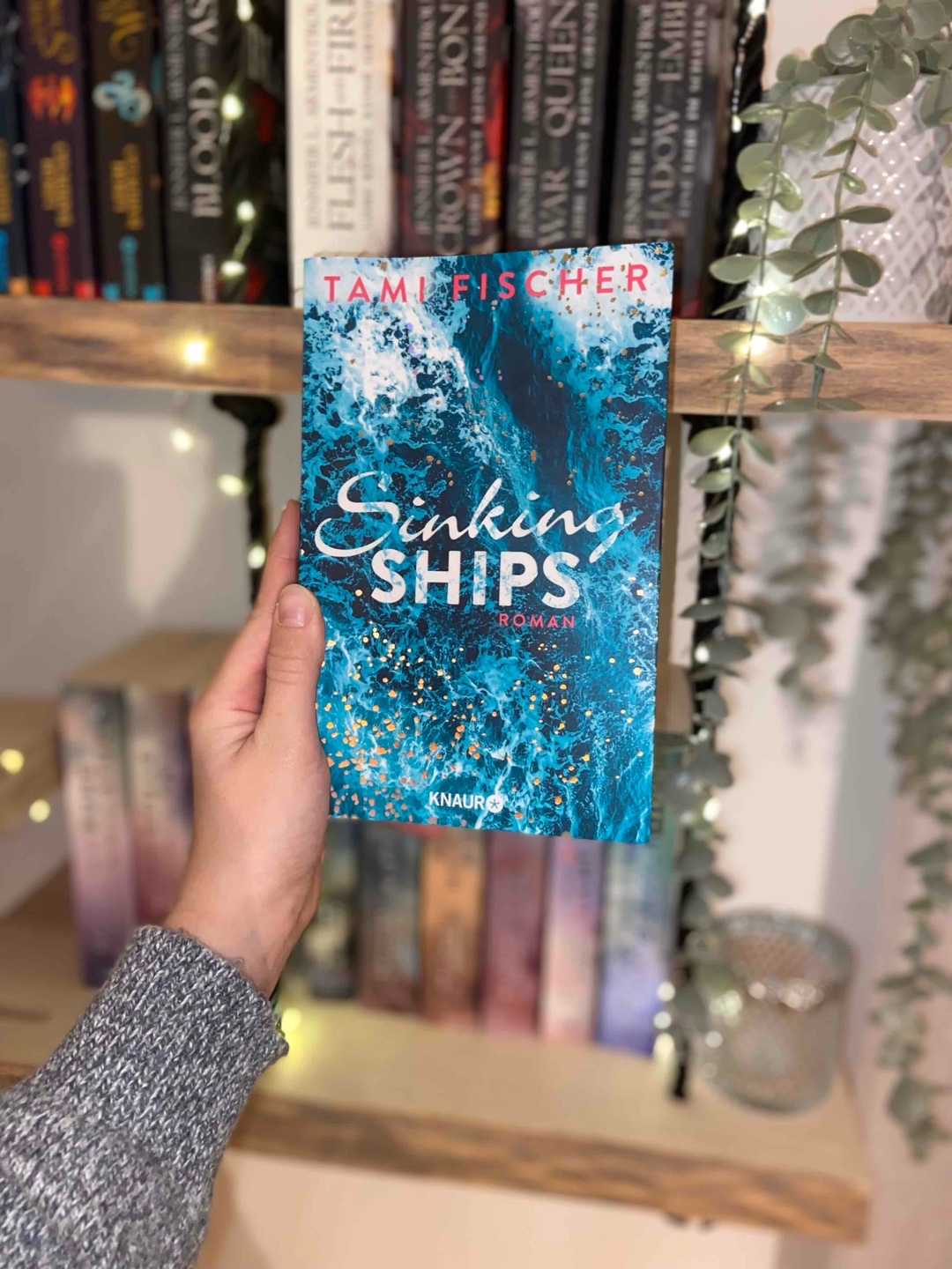 Nach langer Unterbrechung habe ich diese Buch endlich beendet. 🌊
Ich fand die beiden Protagonisten Carla und Mitchell echt toll, und habe total mit den beiden mitgefiebert.
Zwischendurch hat sich das Buch für mich etwas gezogen, weshalb ich es für ein paar Wochen zur Seite gelegt habe. Doch das Ende hat mich wirklich gepackt und ich war froh dass ich es noch beendet habe. 🤍