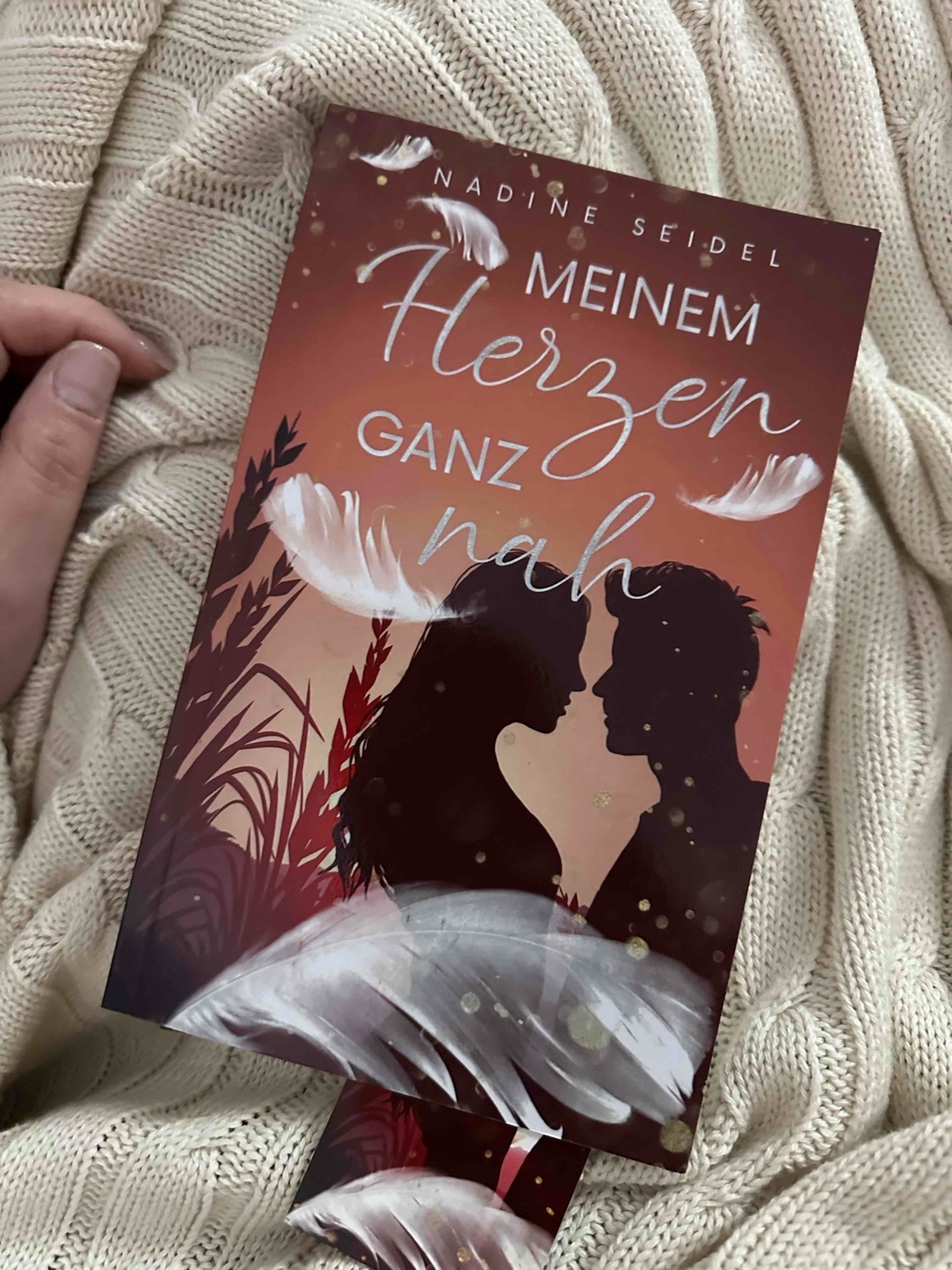 "Agnes und Henry" entfaltet eine emotionale Achterbahnfahrt, durchwebt von intensiver Verbundenheit und bewegenden Momenten, die einen nicht mehr loslassen.