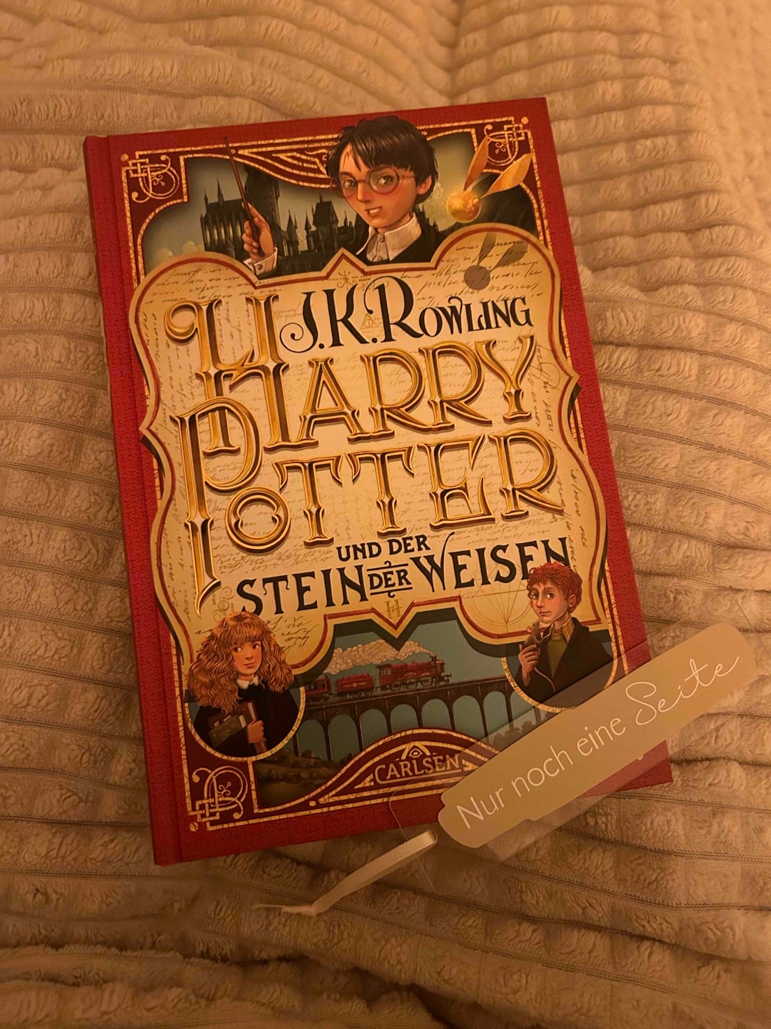 Endlich habe ich es gelesen. Ich liebe es genauso wie die Filme, obwohl mich die ganzen Unterschiede schon sehr triggern