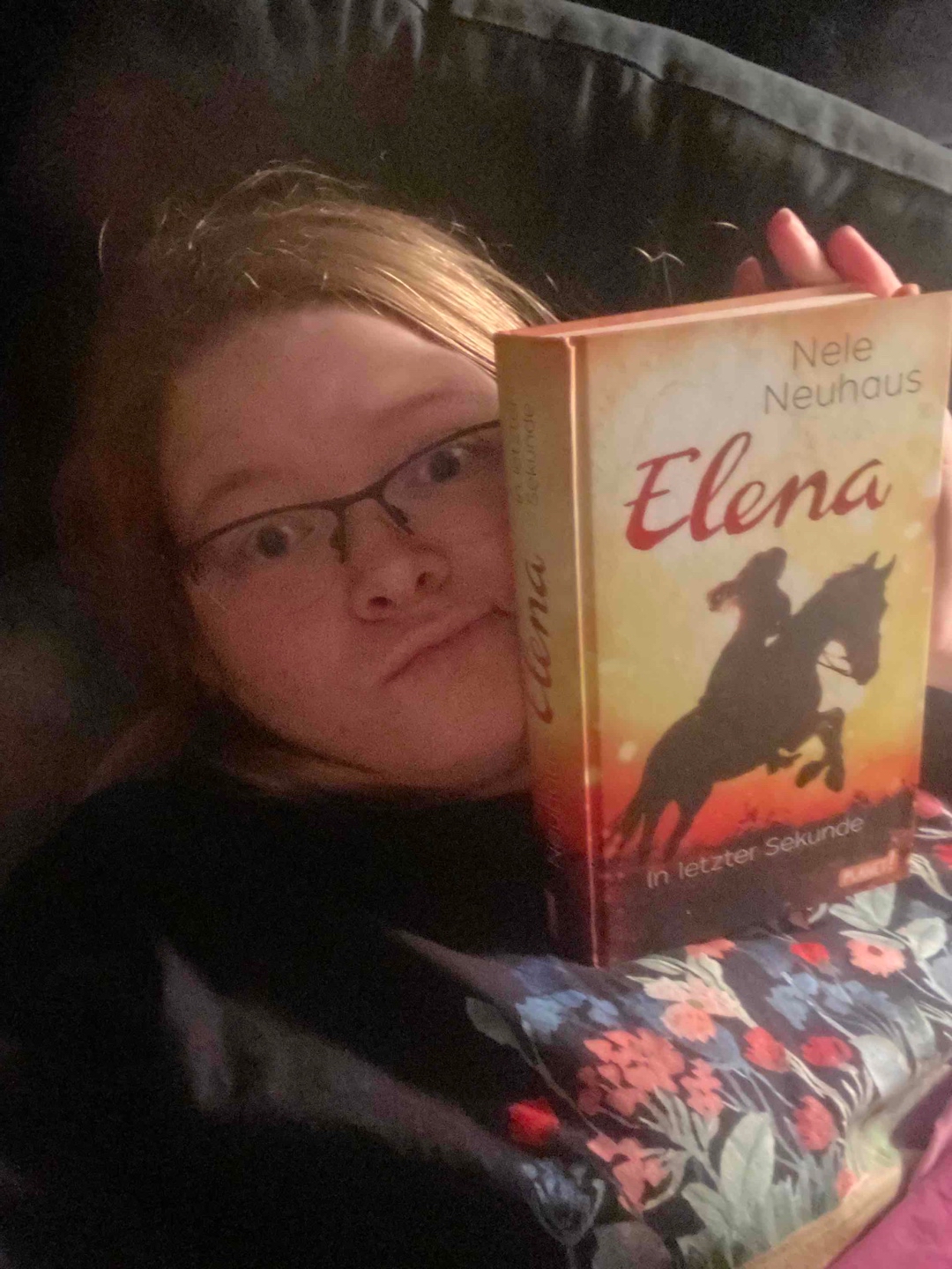 Darf man sauer auf eine Autorin sein? Ich bin es jedenfalls. Nicht weil das Buch schlecht geschrieben ist, sondern wegen der Handlung. Erst Tim und jetzt Fritzi abservieren?! Hallo?!