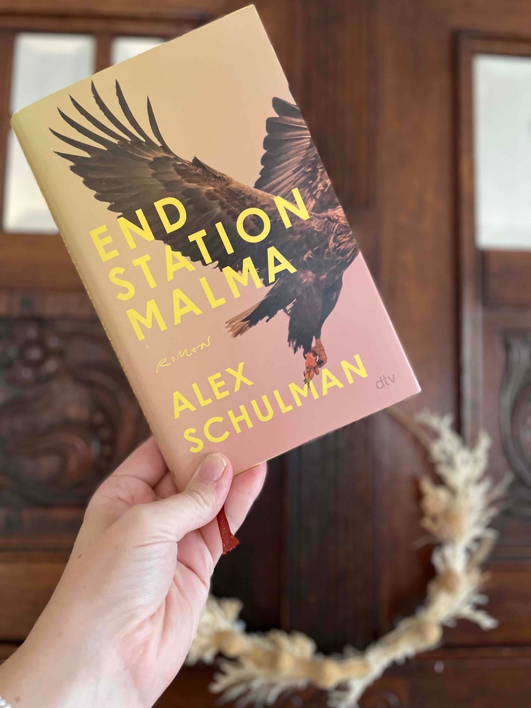 📖 "Endstation Malma" ist ein lohnenswertes, melancholisches Buch. Schulman schafft eine intensive, eindringliche und bedrückende Welt, in der drei Personen auf dem Weg nach Malma ihre eigenes Leben überdenken. Drei Leben die miteinander verwoben sind. Ich habe es sehr gerne gelesen.