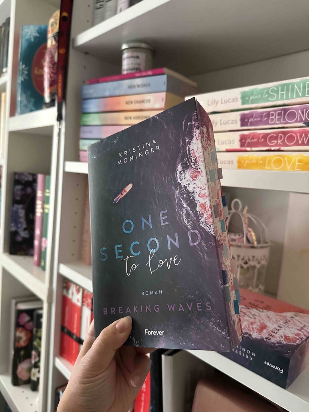 Eine Mischung aus Romance und Crime. Spannend und mit einem schönen Schreibstil. Ein etwas anderer New Adult Roman.