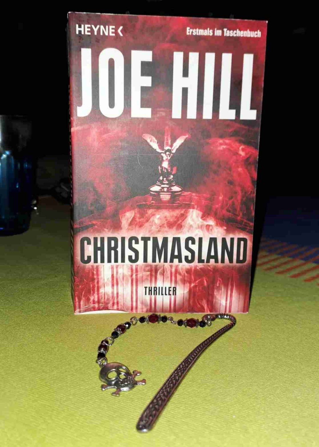 O.k., ich gebe es zu, Hauptintention das Buch lesen zu wollen war, es hat der Sohn von Stephen King geschrieben. Ich war einfach neugierig... Und, ja, er kann seine Abstammung echt nicht verleugnen.
Der Horror, der auf einmal ein stinknormales Leben heimsucht - was ich ehrlich total mag! - passiert auch hier. Und echt auch ziemlich king-alike mit total strangen Vorkommnissen. Die Blaupause für die ganze Machart hat sein Vater tatsächlich schon etliche Male geliefert.
Nur finde ich persönlich, das Buch hätte mehr Wumms, wenn einiges nicht erzählt worden wäre und sagen wir alles auf 500 Seiten dem Leser um die Ohren gehauen würde. So hatte ich eine ganze Weile das Gefühl, hier vergaloppiert sich jemand.
Cool fand ich aber die Illustrationen, das half ab und zu beim Durchstehen von zähen Längen.