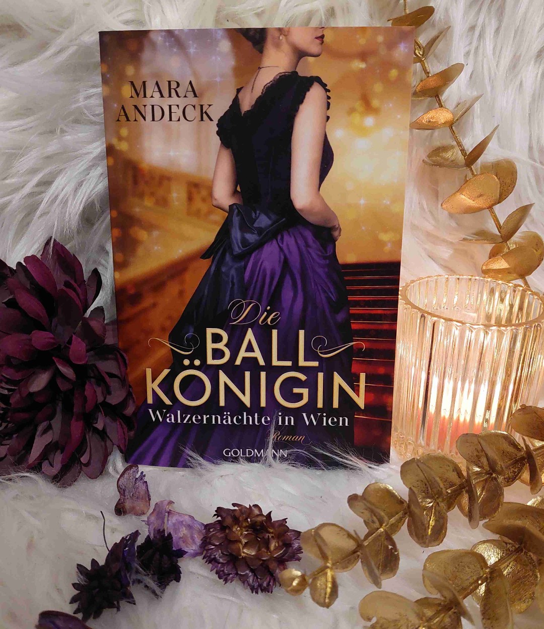 absolutes Lesehighlight- amüsant, romantisch, tolle Charaktere und eine überraschende Handlung, die ich nicht erwartet habe, aber raffiniert und endlich mal anders und unterhaltsam. Kein Klischee, kein Kitsch, eine Romanze vor historischer Wiener Kulisse.