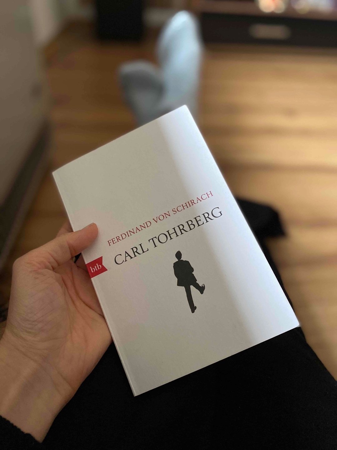 Ich liebe die Bücher von Ferdinand von Schirach, ein Schriftsteller der es versteht einem zum nachdenken zu bringen. Das Buch ist mit seinen 63 Seiten kurz was aber den drei Geschichten keinen Abbruch tut.