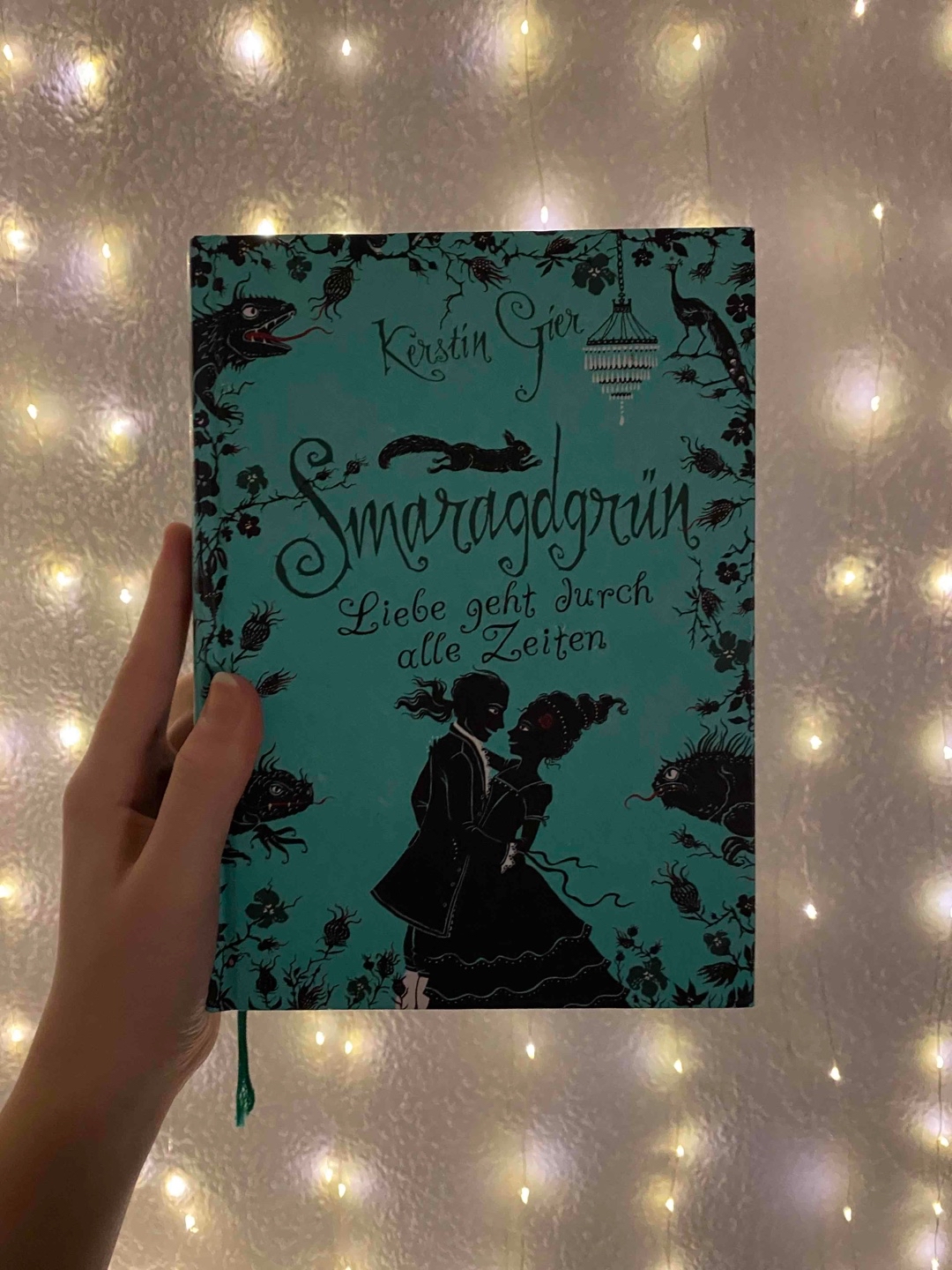 Ich habe das Ende so nicht kommen sehen. Es war toll und es hat mir Spaß gemacht diese Reihe zu lesen!!💚