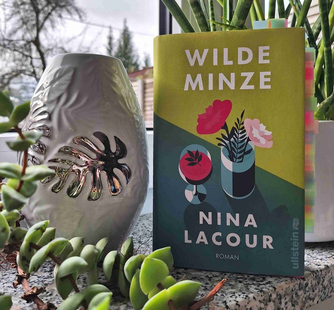 Nina Lacour hat ein lesenswertes Buch über zwei junge Frauen auf der Suche nach Liebe und einem Zuhause geschrieben. Dass beide Frauen naturverbunden und kreativ sind, gibt dem Buch eine besondere Note. Das Buch atmet kalifornische Lebensart und entwickelt im ersten Teil eine Sogwirkung, die jedoch später etwas abflaut.